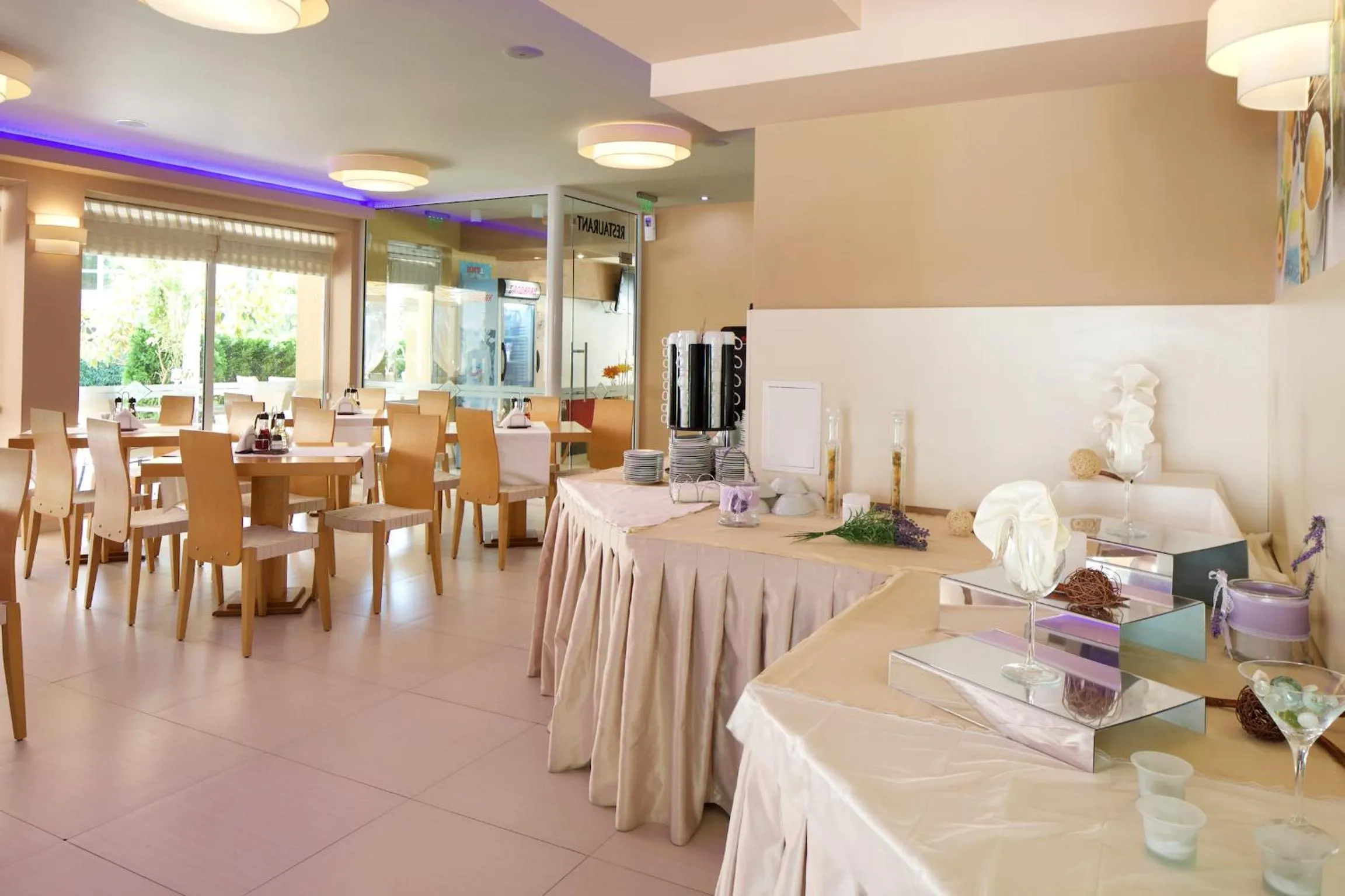 Restaurant/places to eat in Karlovo Hotel