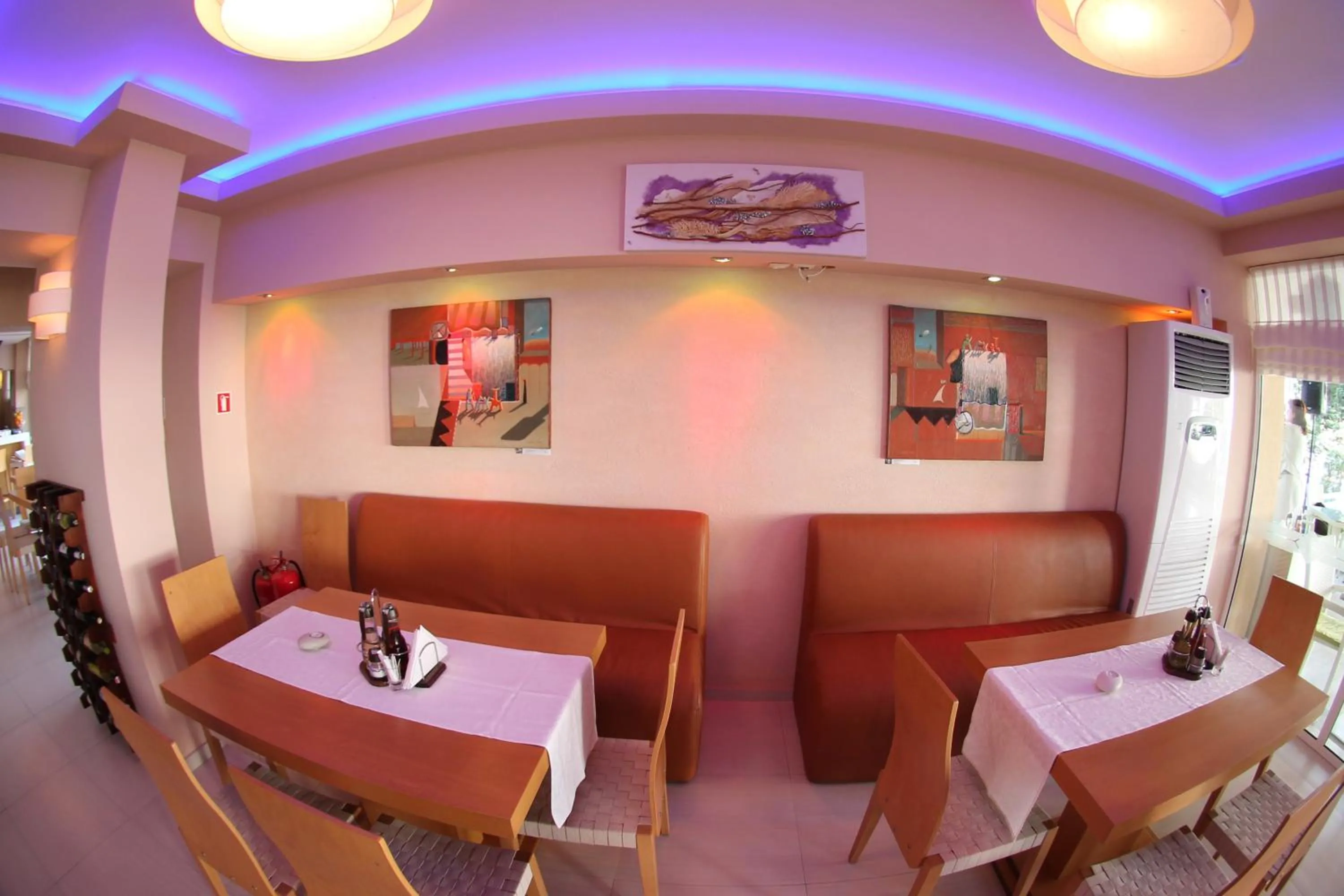Restaurant/places to eat in Karlovo Hotel
