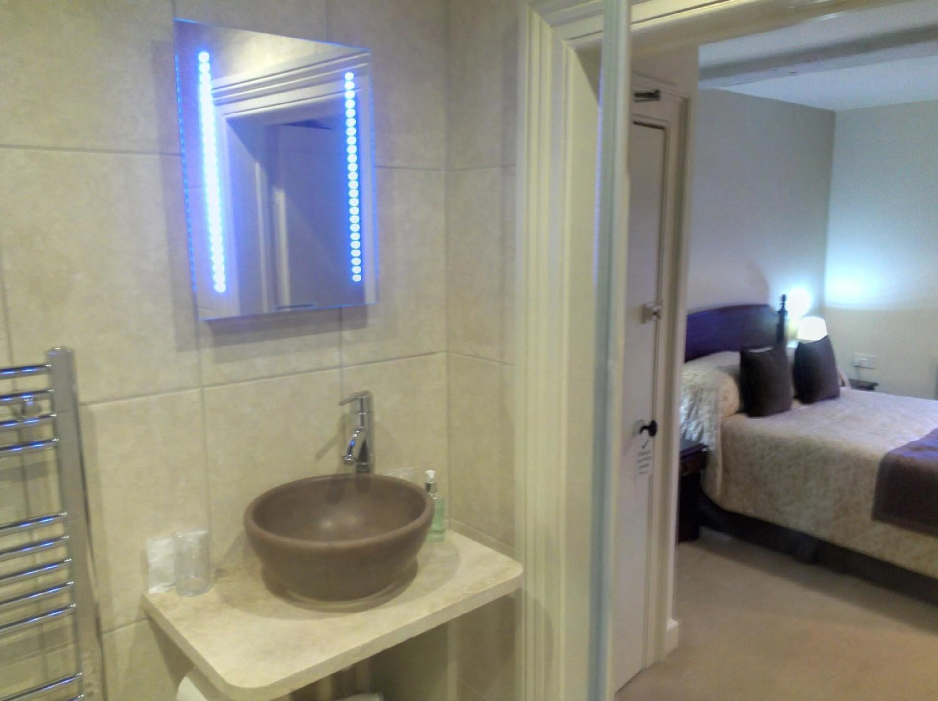 Bathroom, Bed in The Kings Head Hotel