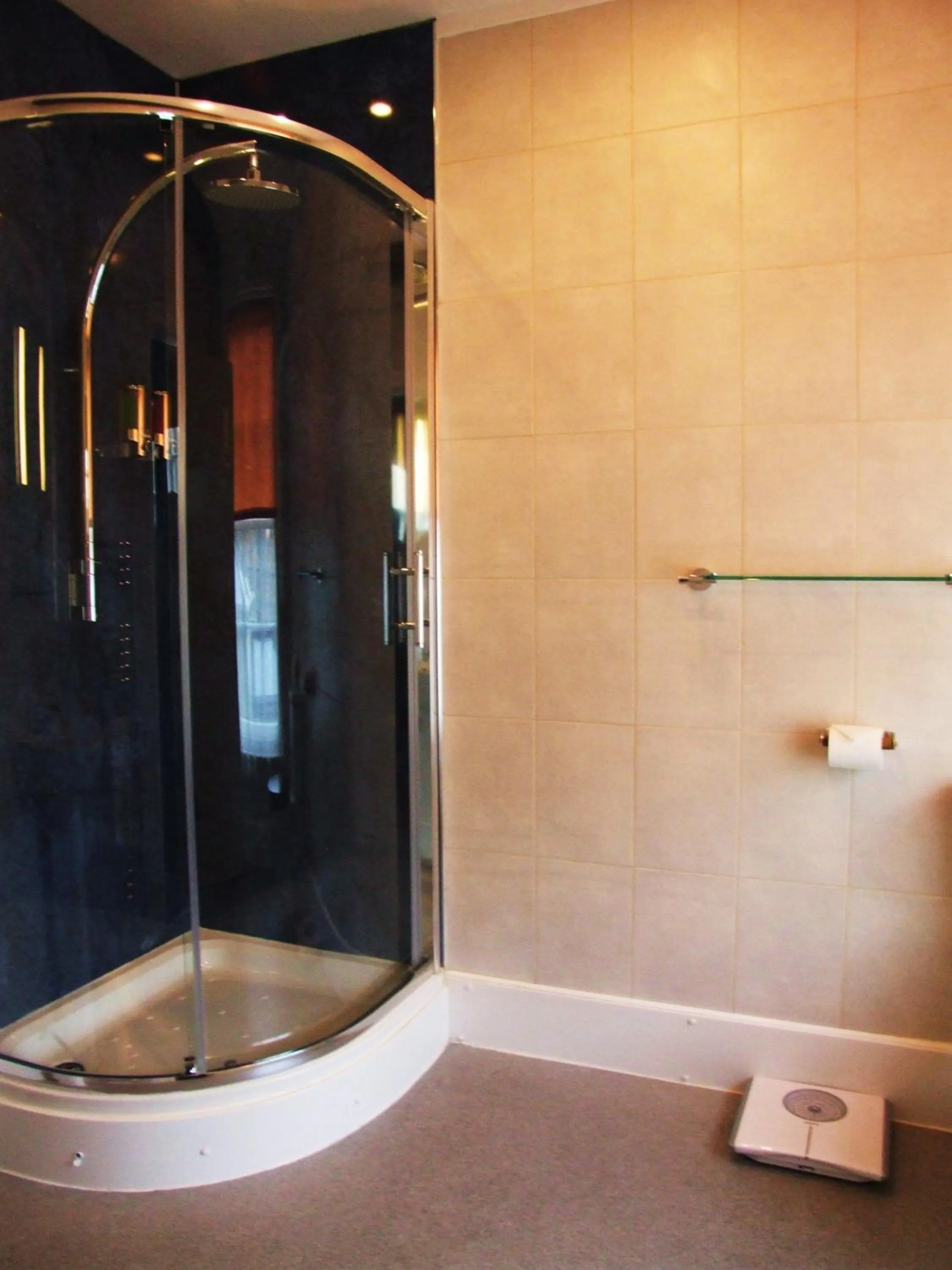 Bathroom in The Kings Head Hotel