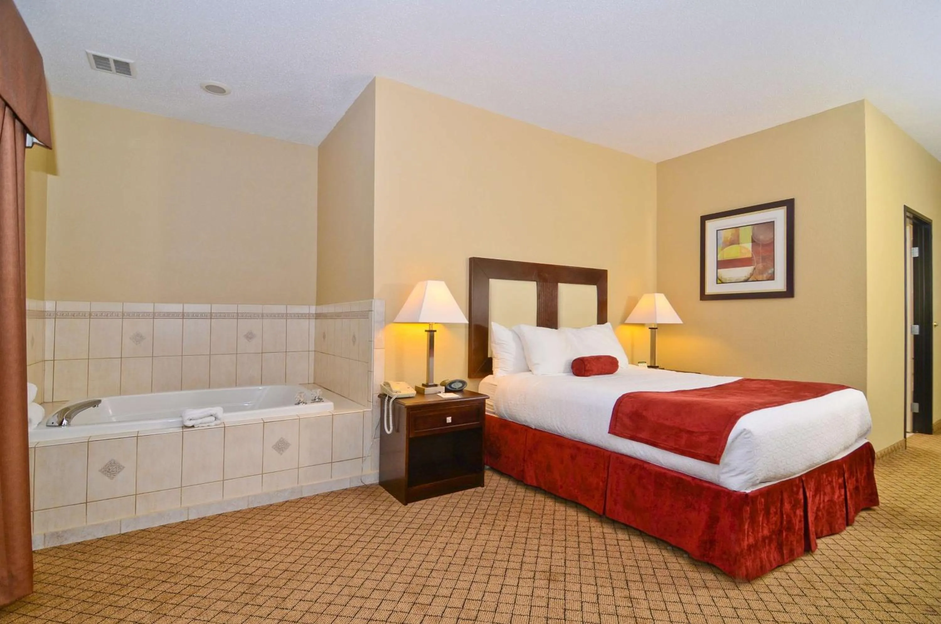Photo of the whole room, Bed in Best Western Macomb Inn