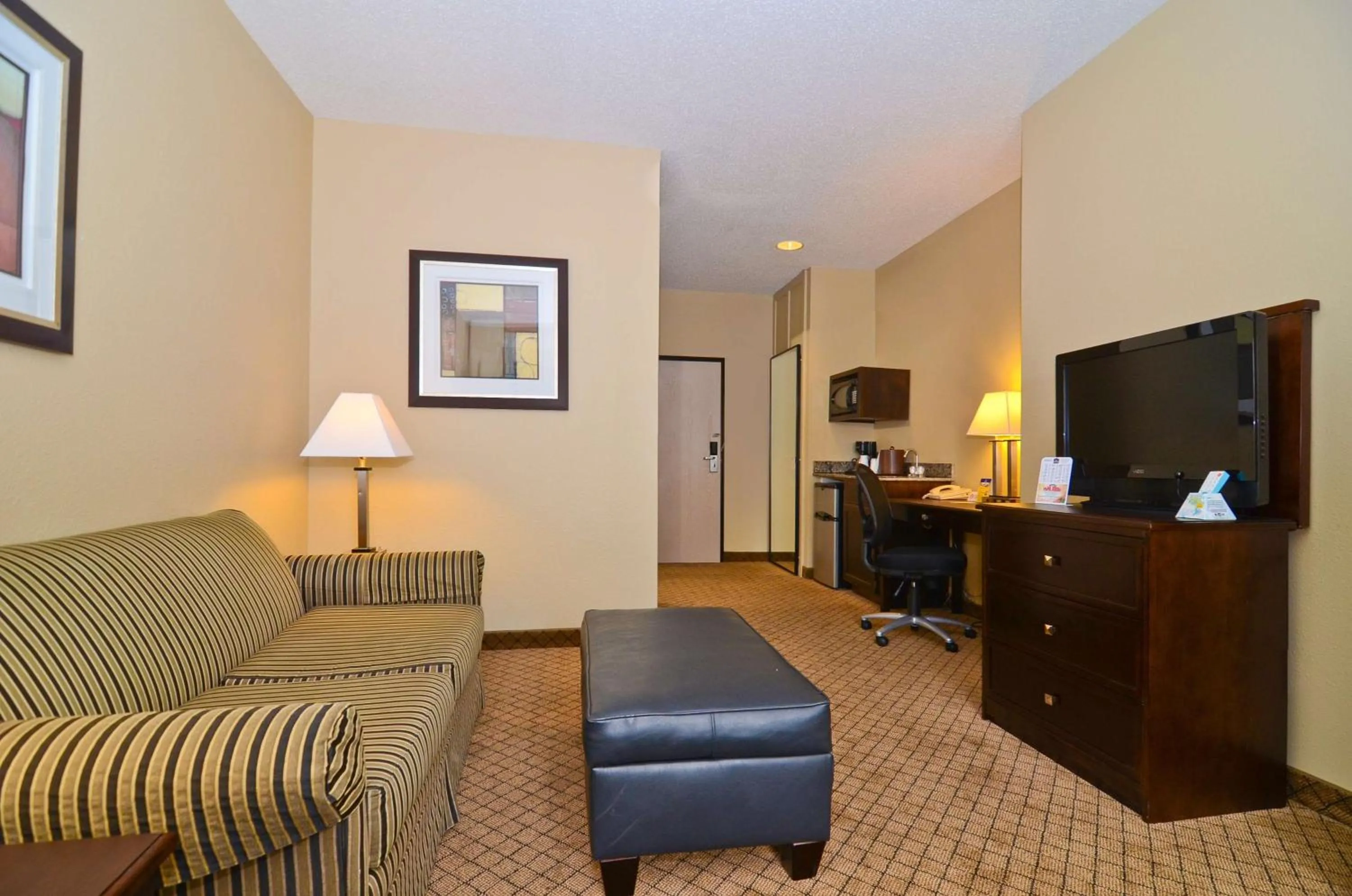 Photo of the whole room in Best Western Macomb Inn