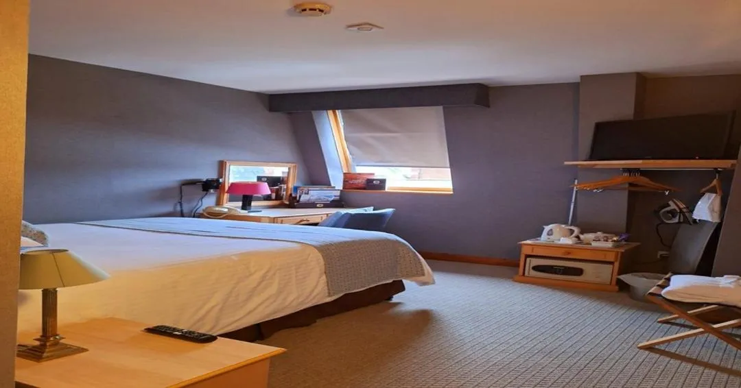 Bed in Washington Central Hotel and Sleepwell Inn