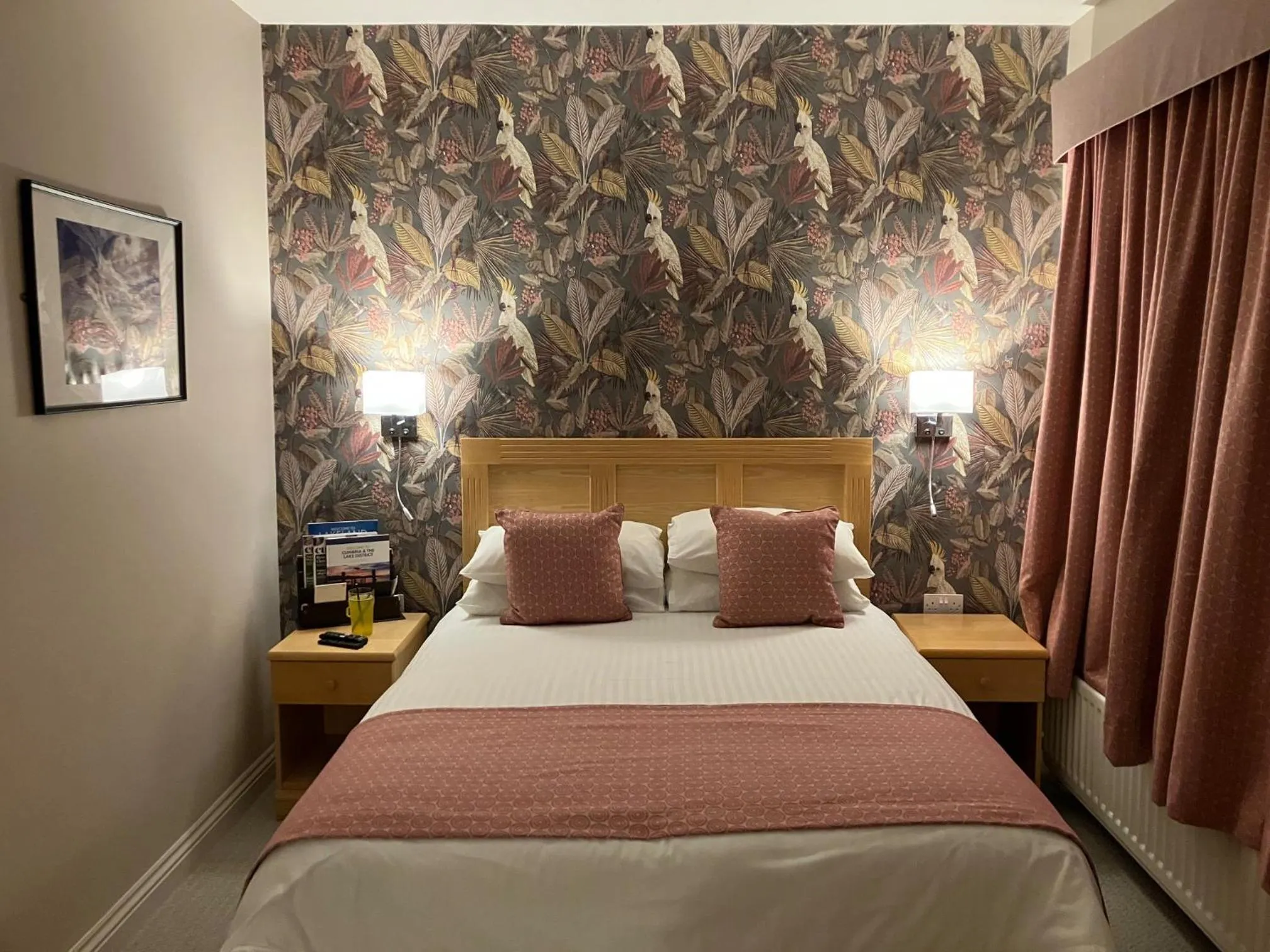 Bed in Washington Central Hotel and Sleepwell Inn