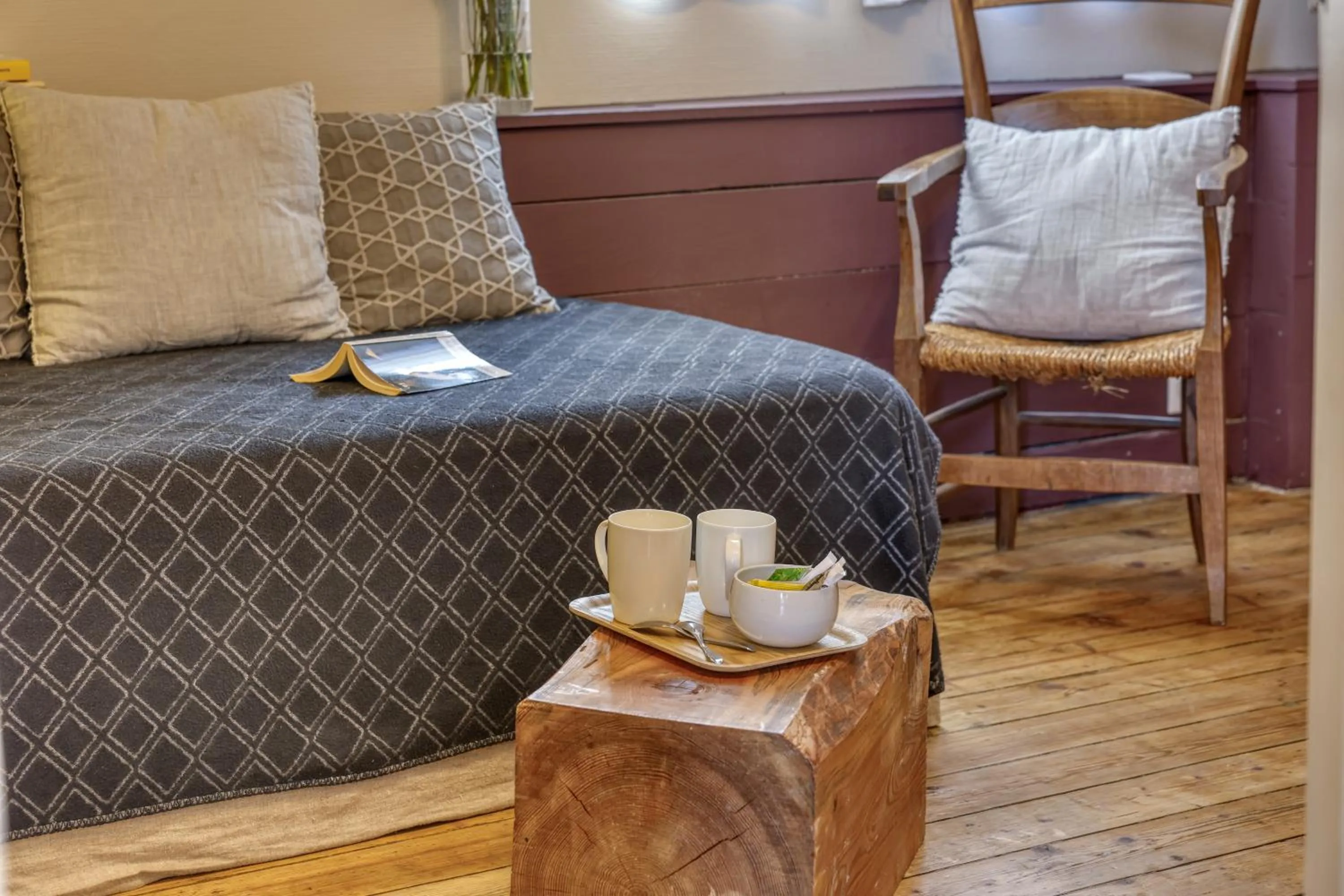 Living room, Bed in La Féline Blanche Adult Only