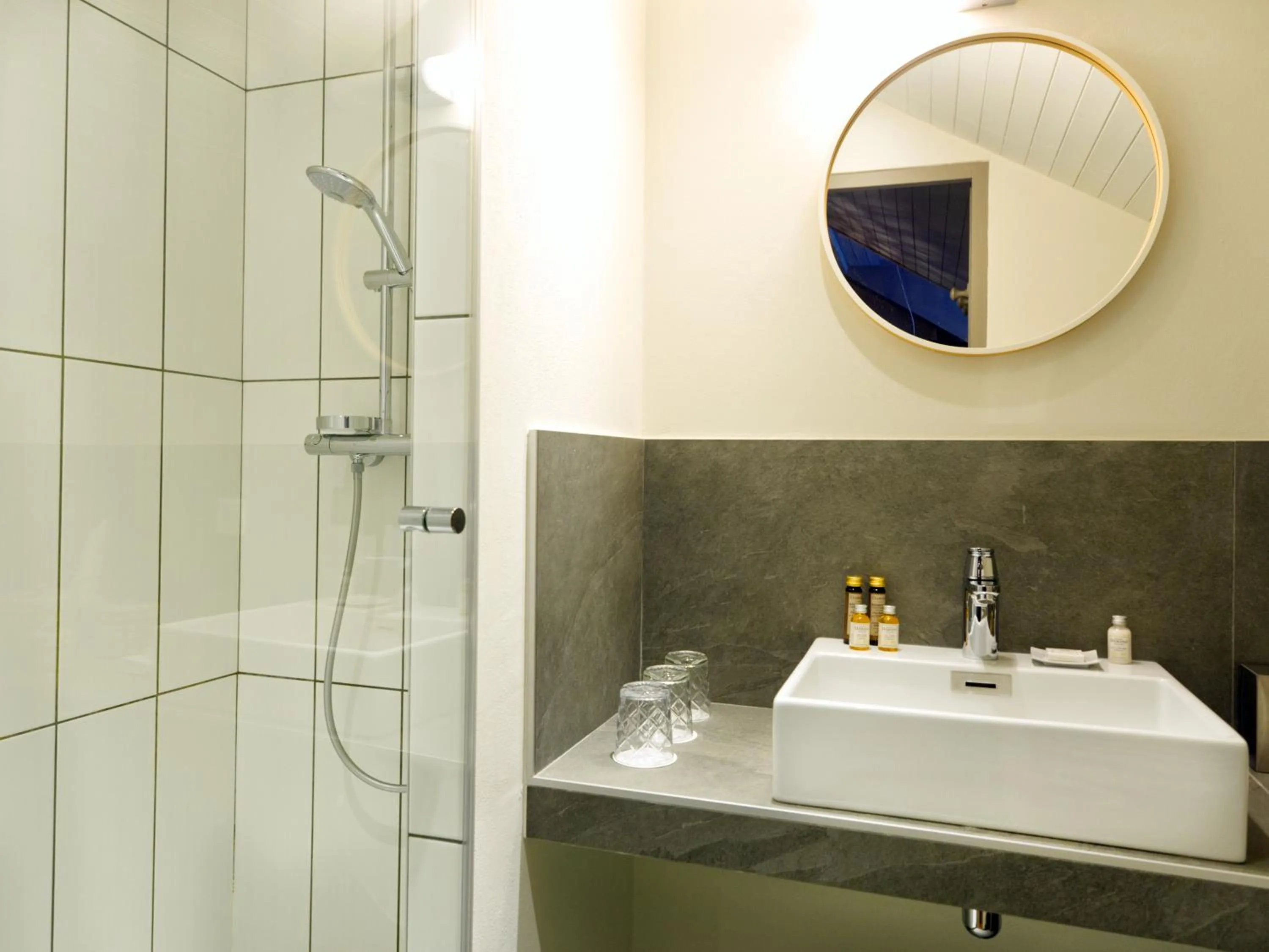 Shower in La Féline Blanche Adult Only