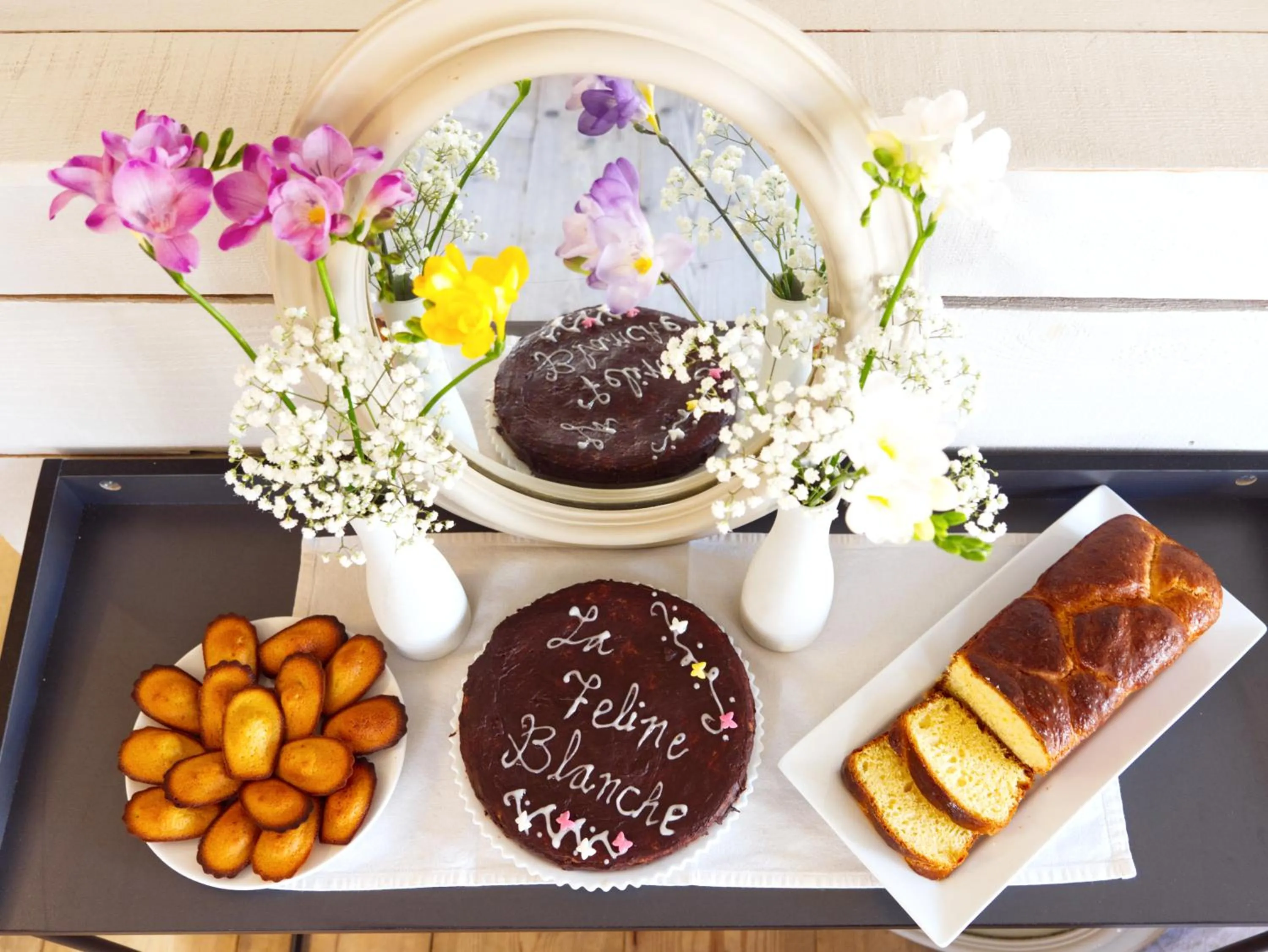 Lounge or bar in La Féline Blanche Adult Only