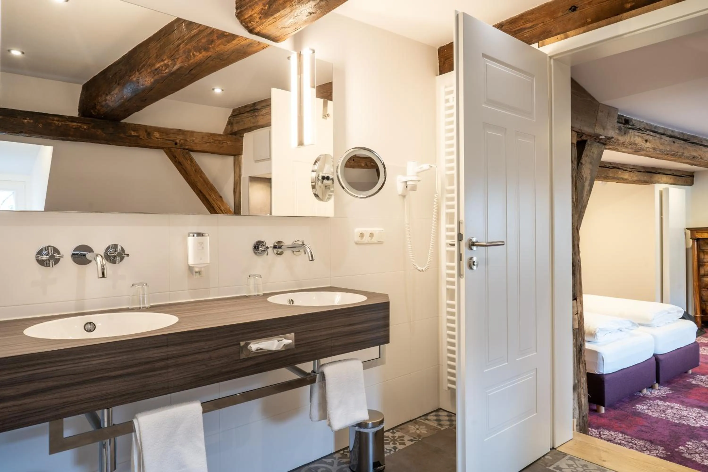 Bathroom, Bed in Romantik Hotel Alte Münze