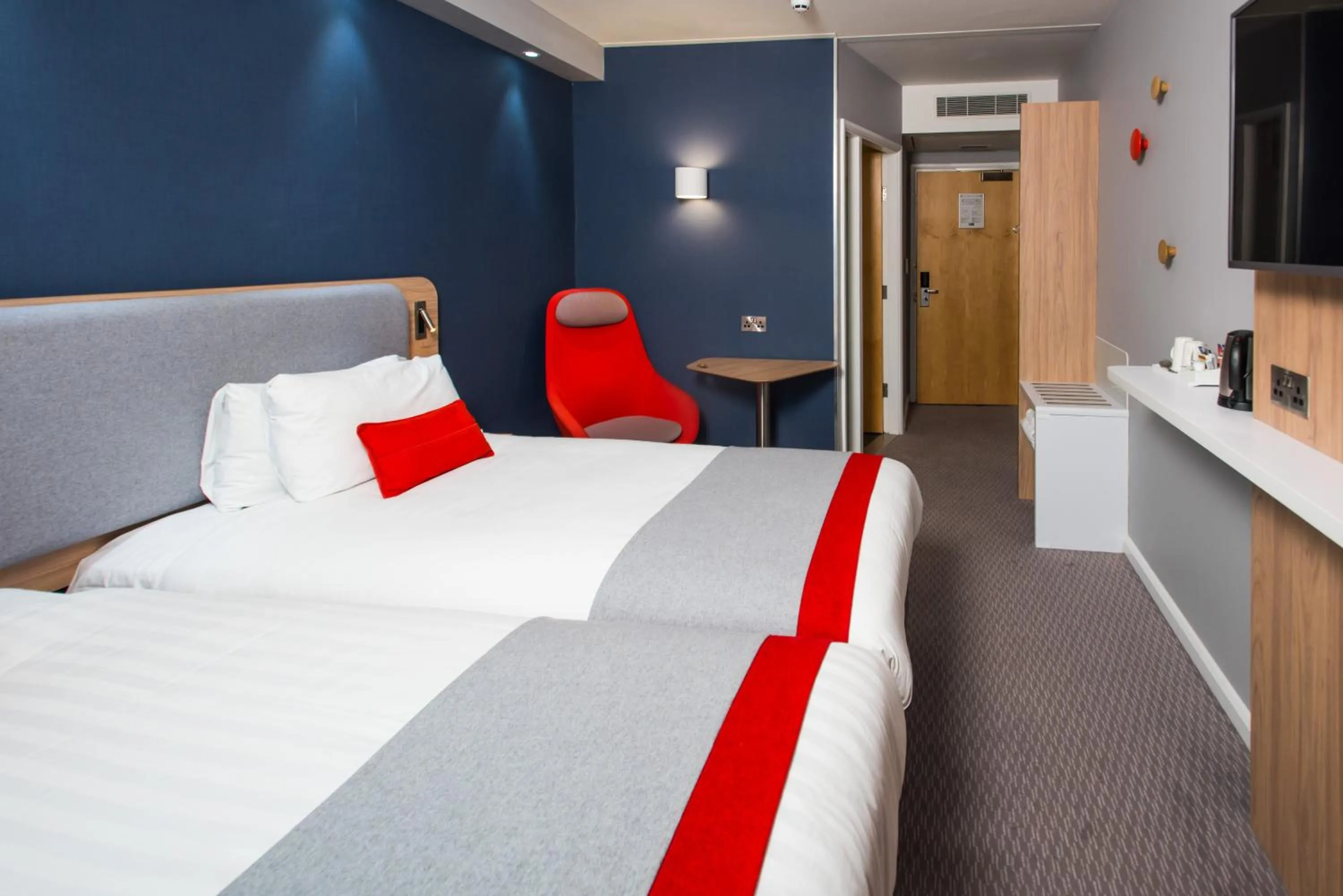 Photo of the whole room, Bed in Holiday Inn Express Leeds City Centre - Armouries by IHG