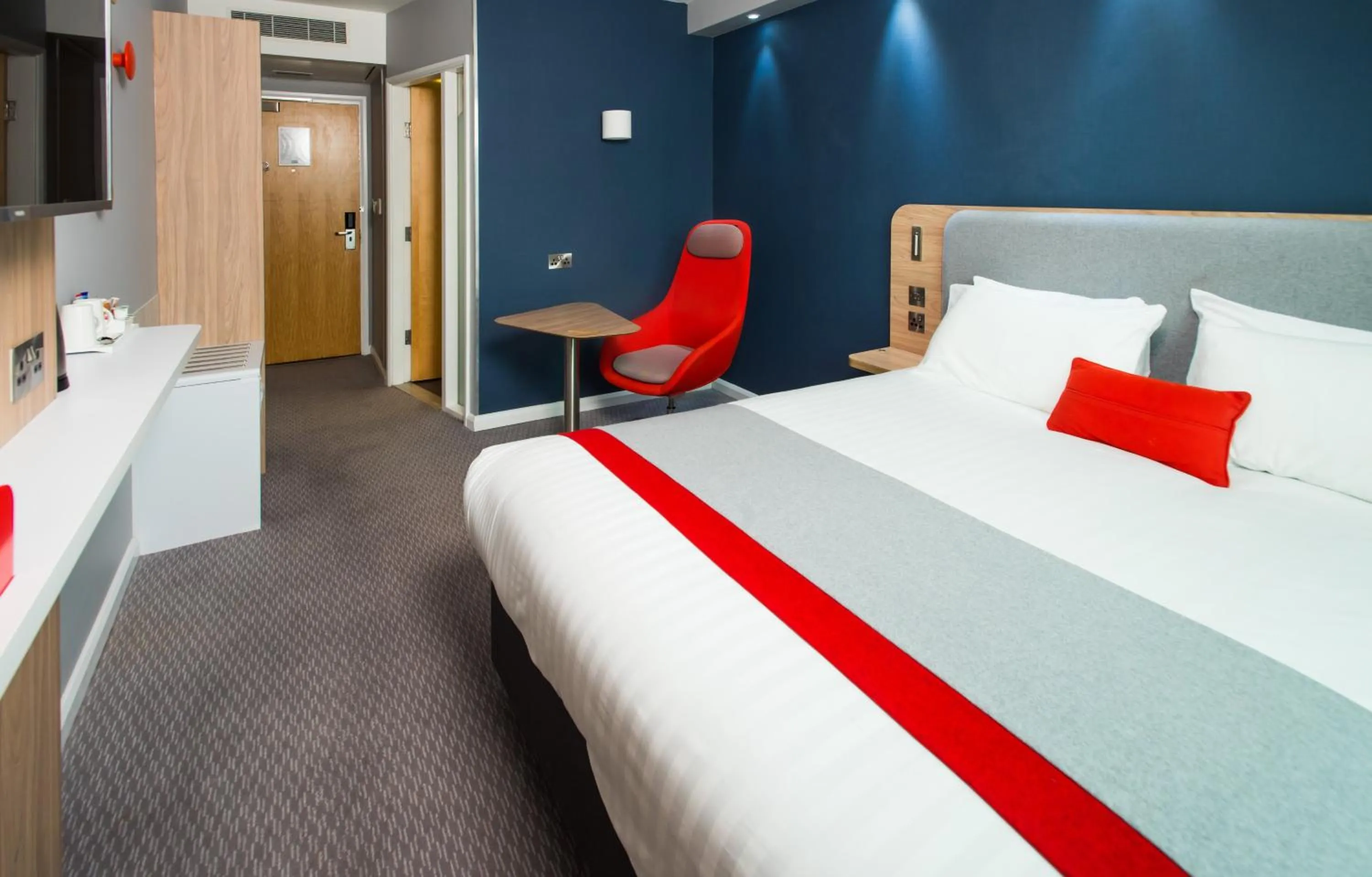 Photo of the whole room, Bed in Holiday Inn Express Leeds City Centre - Armouries by IHG