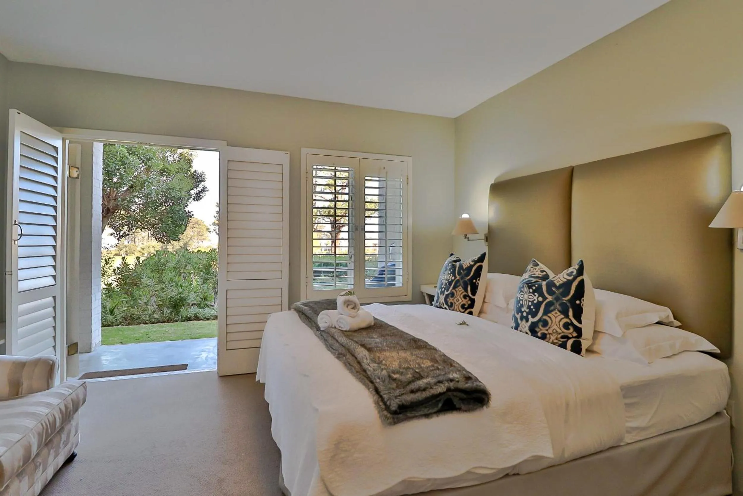 Photo of the whole room, Bed in Hermanus Lodge on the Green - Solar Power