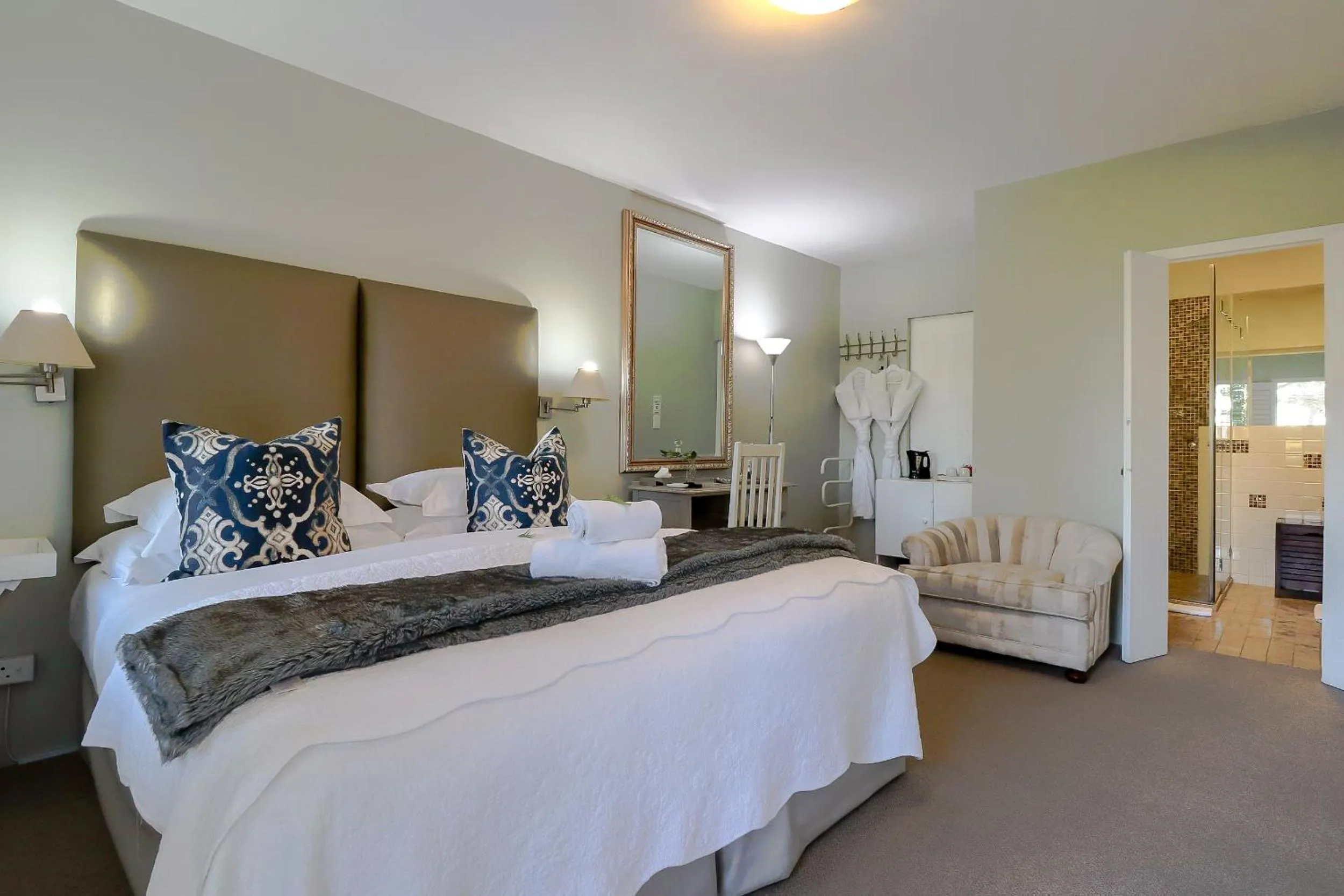 Photo of the whole room, Bed in Hermanus Lodge on the Green - Solar Power