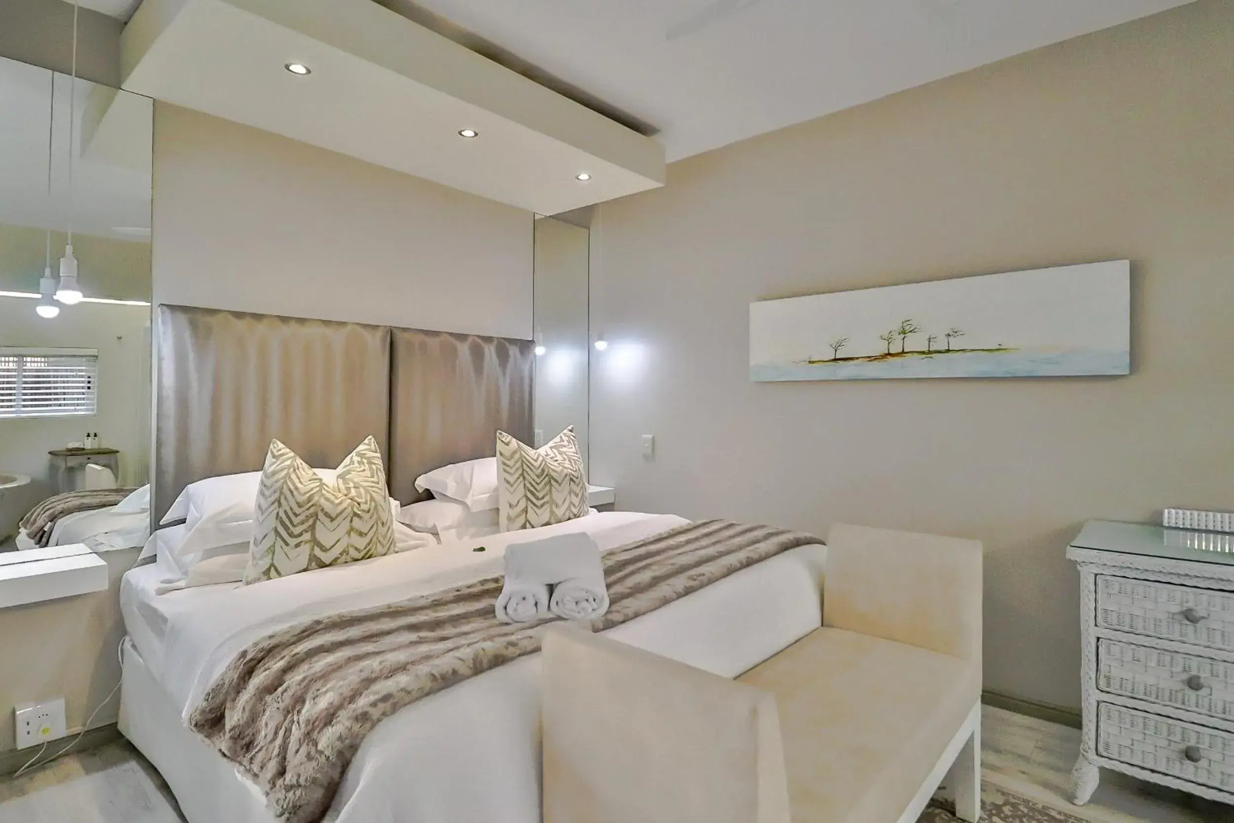 Double Room with Patio in Hermanus Lodge on the Green - Solar Power Double Room with Patio in Hermanus Lodge on the Green - Solar Power