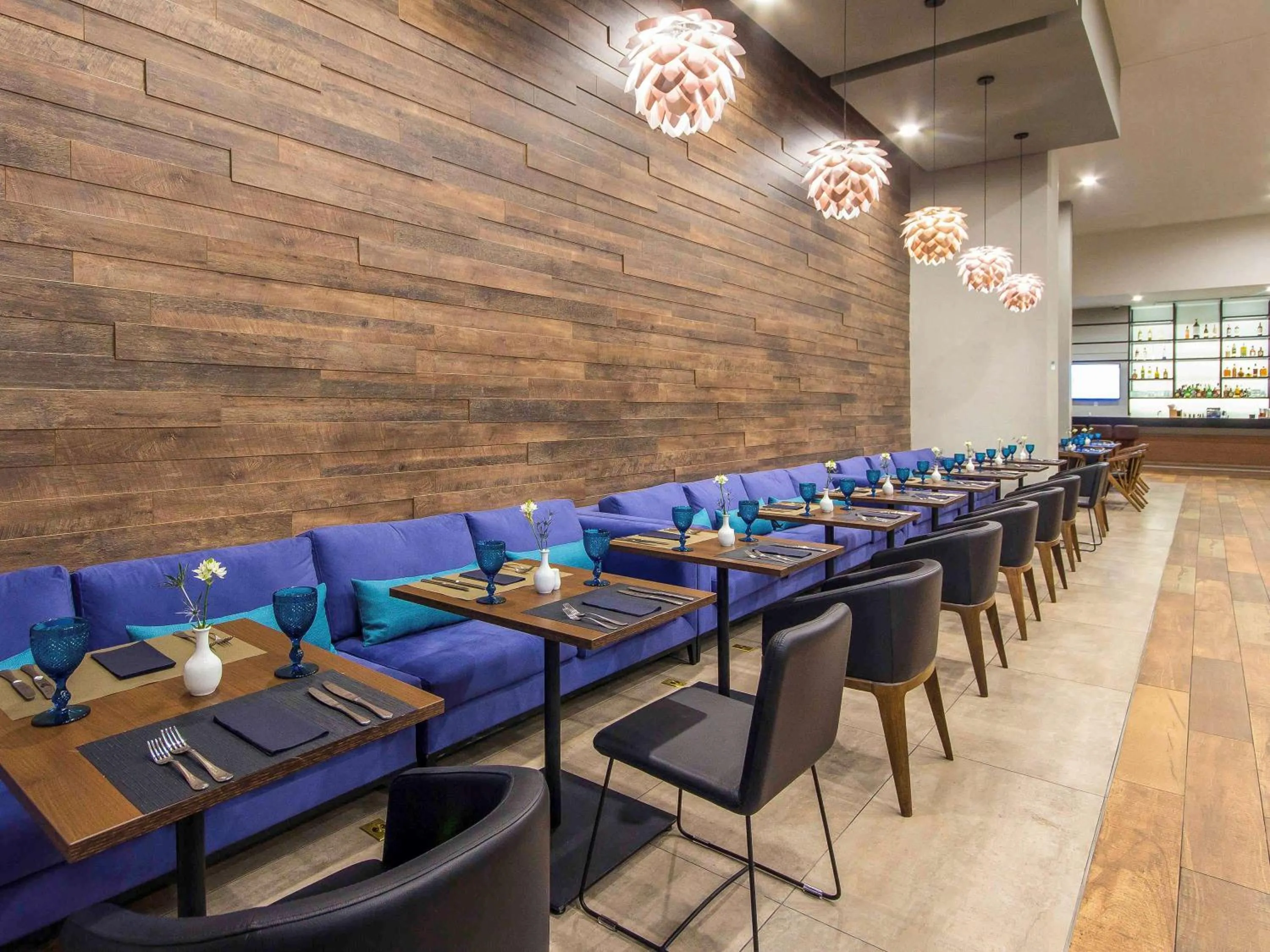 Restaurant/places to eat in Novotel Medellin El Tesoro