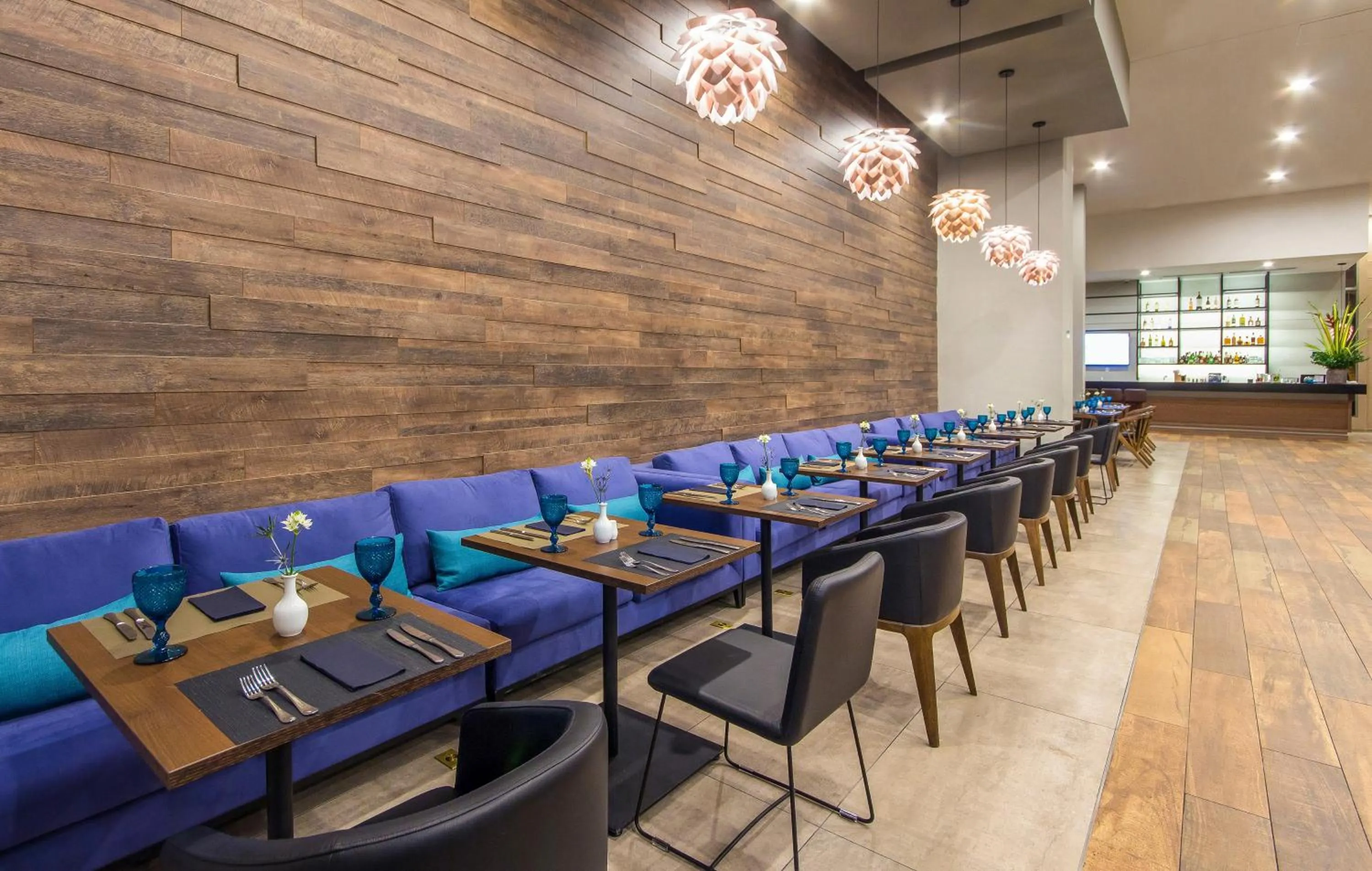 Restaurant/places to eat in Novotel Medellin El Tesoro