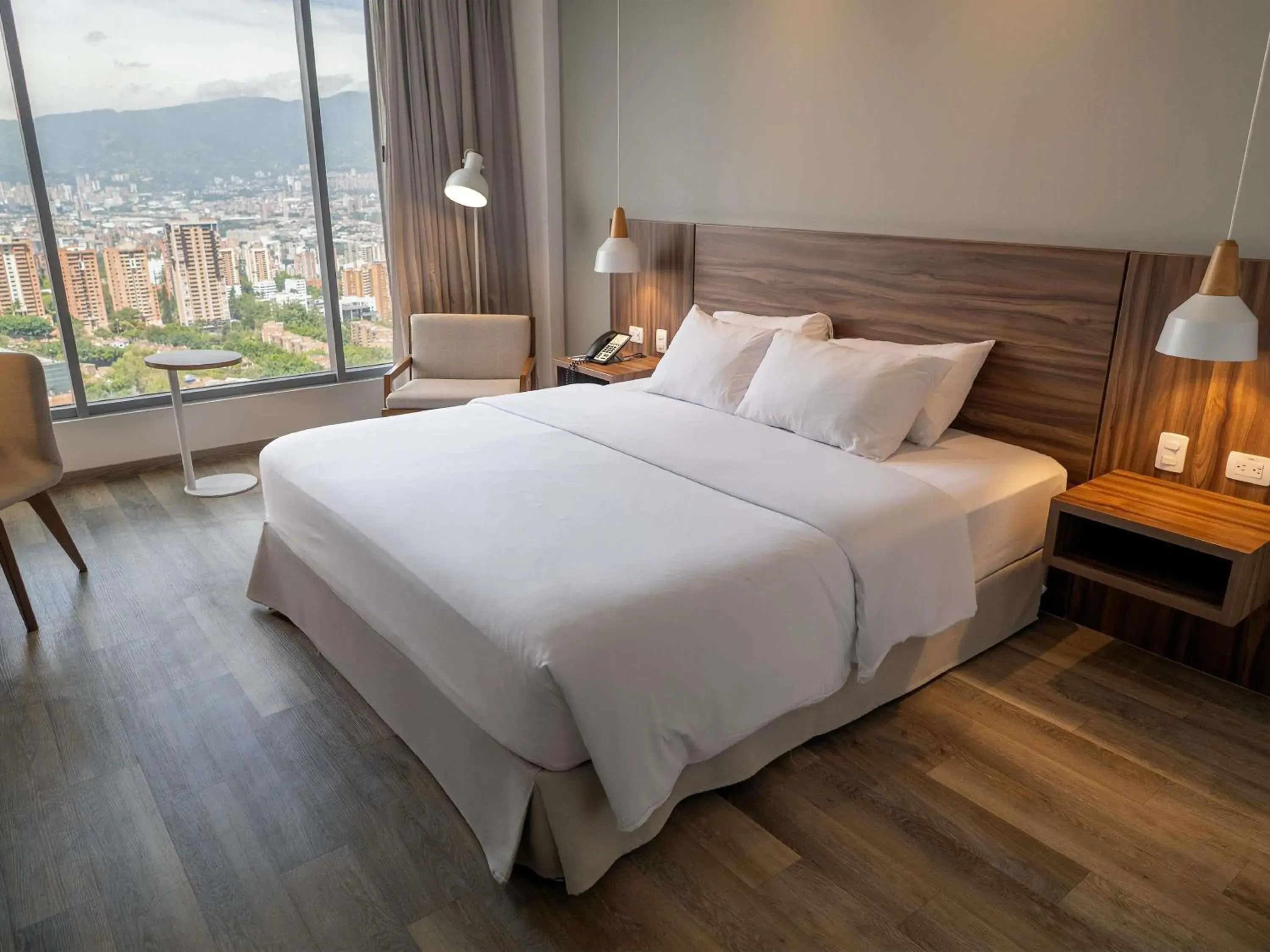 Deluxe King Room in Novotel Medellin El Tesoro Deluxe King Room in Novotel Medellin El Tesoro