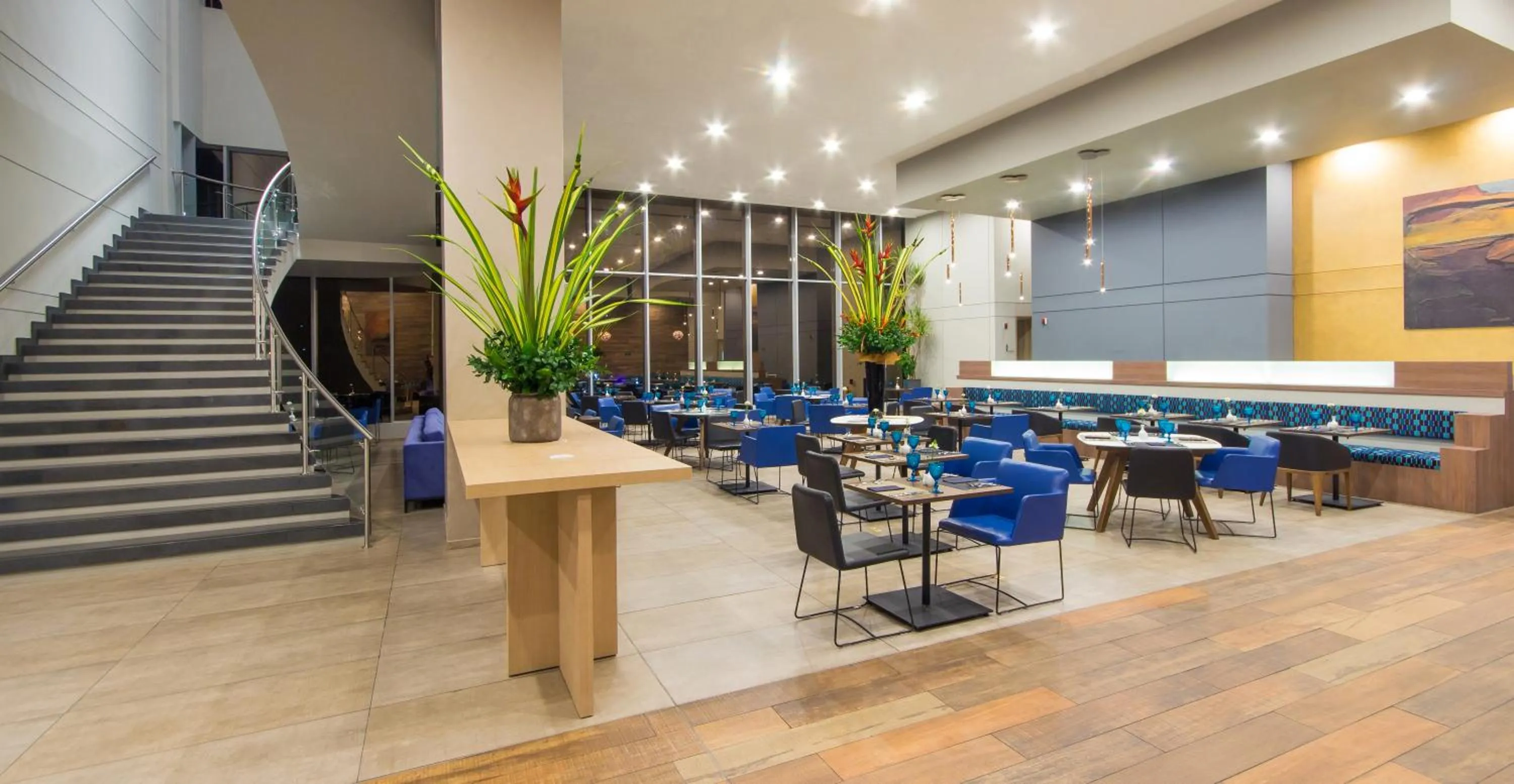 Restaurant/places to eat in Novotel Medellin El Tesoro