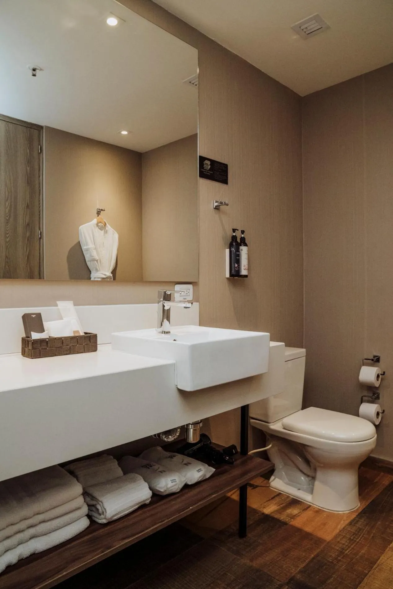 Toilet in Novotel Medellin El Tesoro