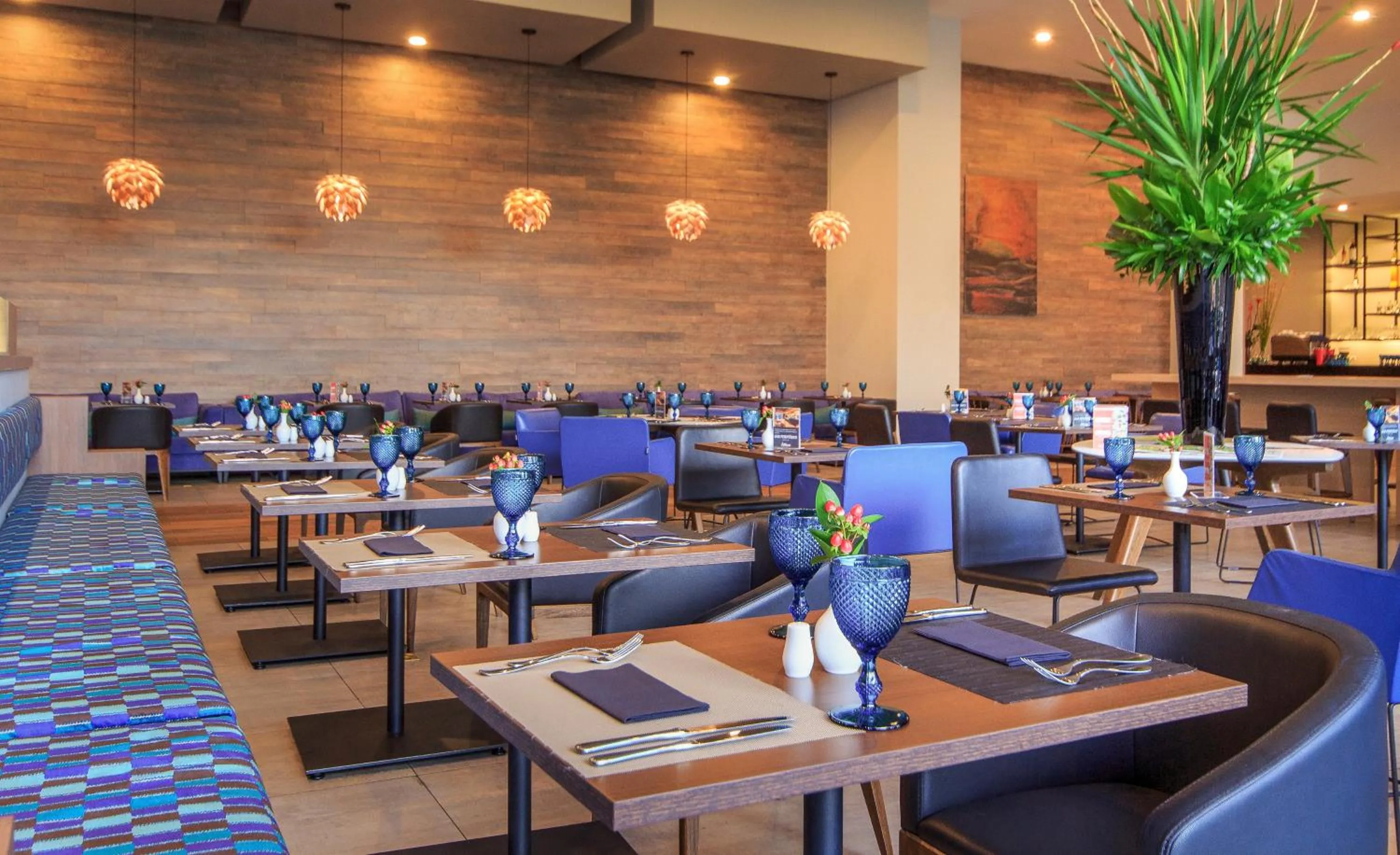 Restaurant/places to eat in Novotel Medellin El Tesoro