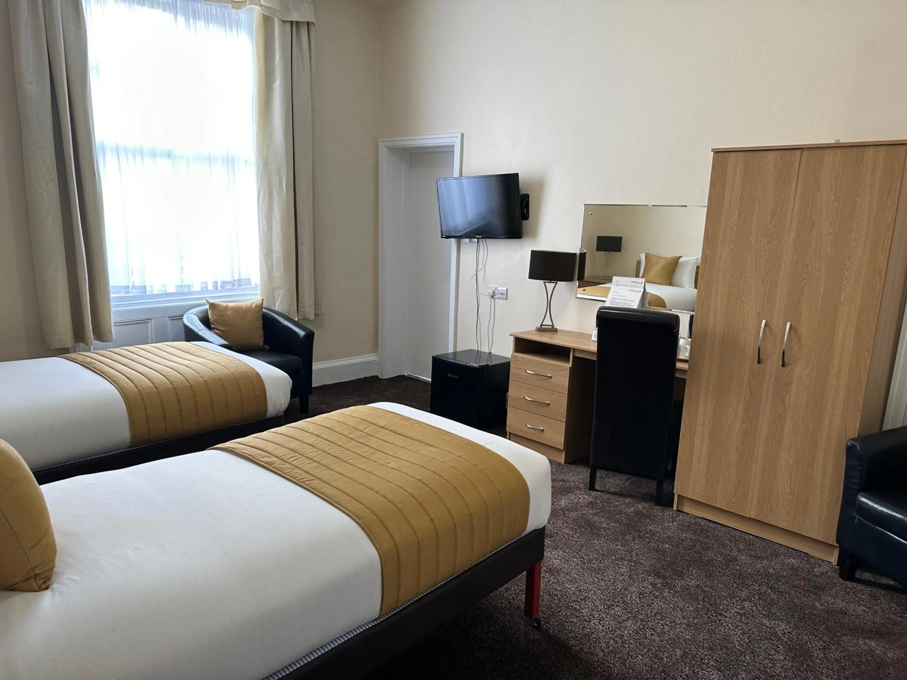 Bedroom, Bed in Clifton Hotel