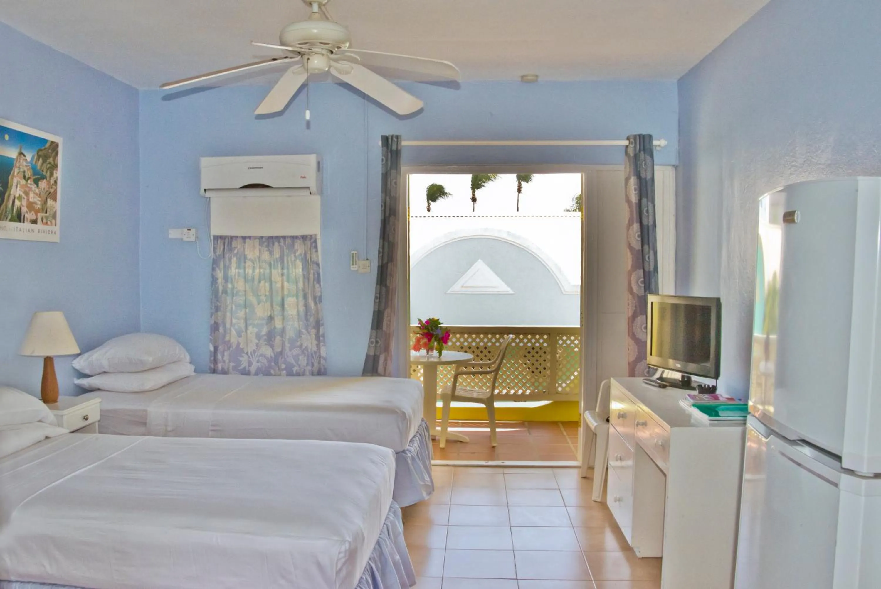 Kitchen or kitchenette, Bed in Meridian Inn