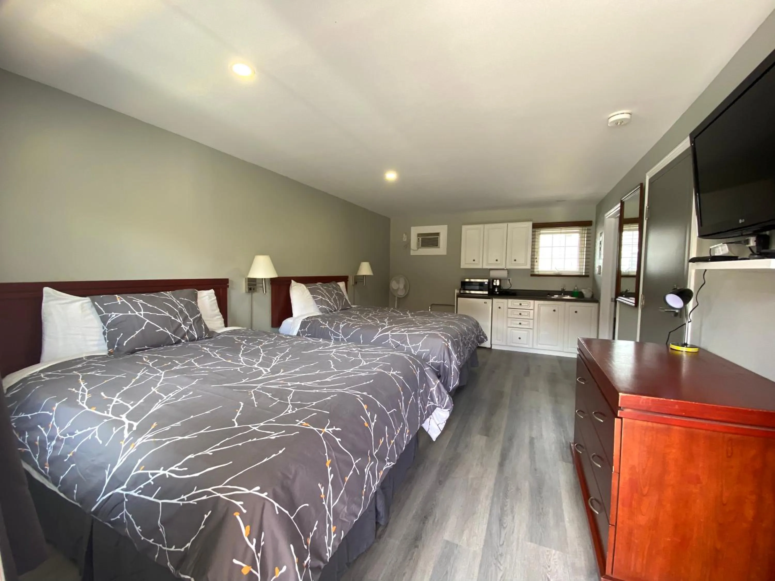 Photo of the whole room, Bed in Lakeshore Suites