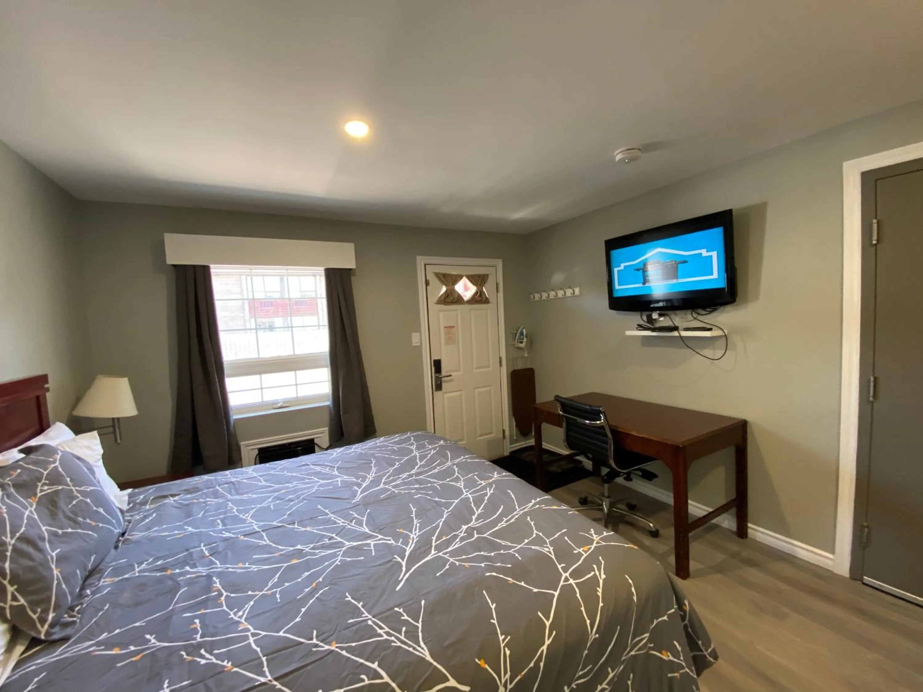 Photo of the whole room, Bed in Lakeshore Suites