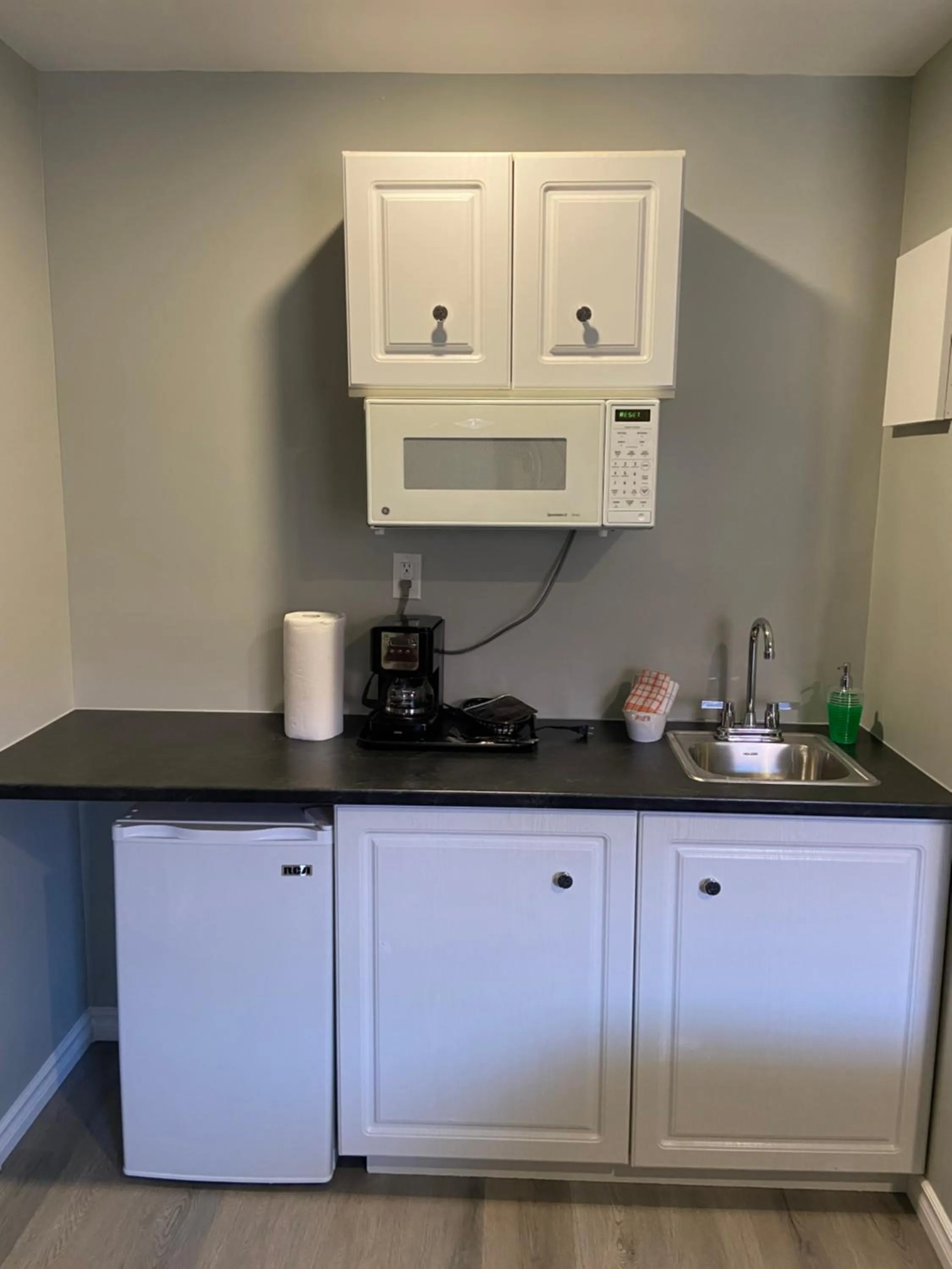 Kitchen or kitchenette in Lakeshore Suites