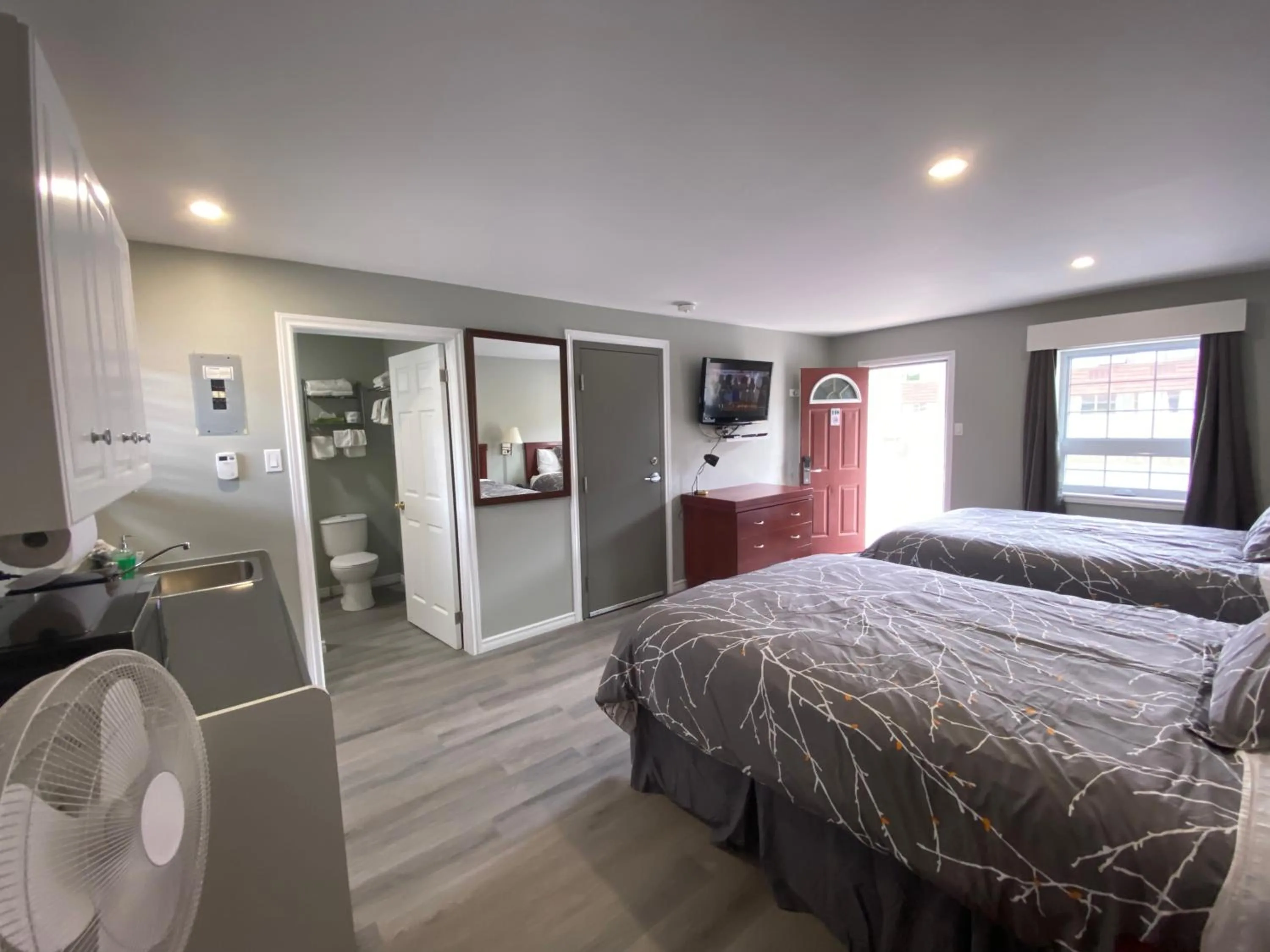 Photo of the whole room, Bed in Lakeshore Suites