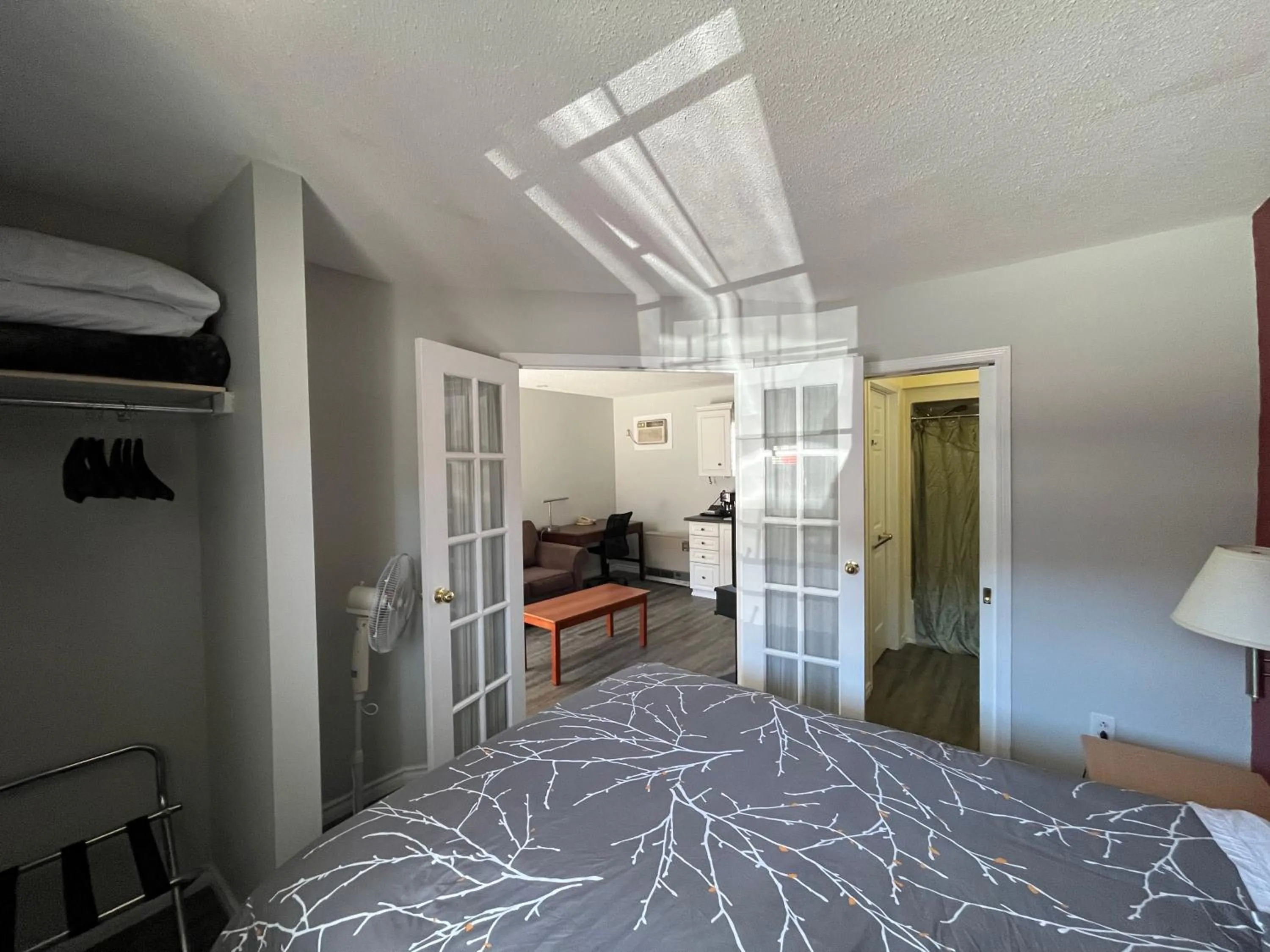 Photo of the whole room, Bed in Lakeshore Suites