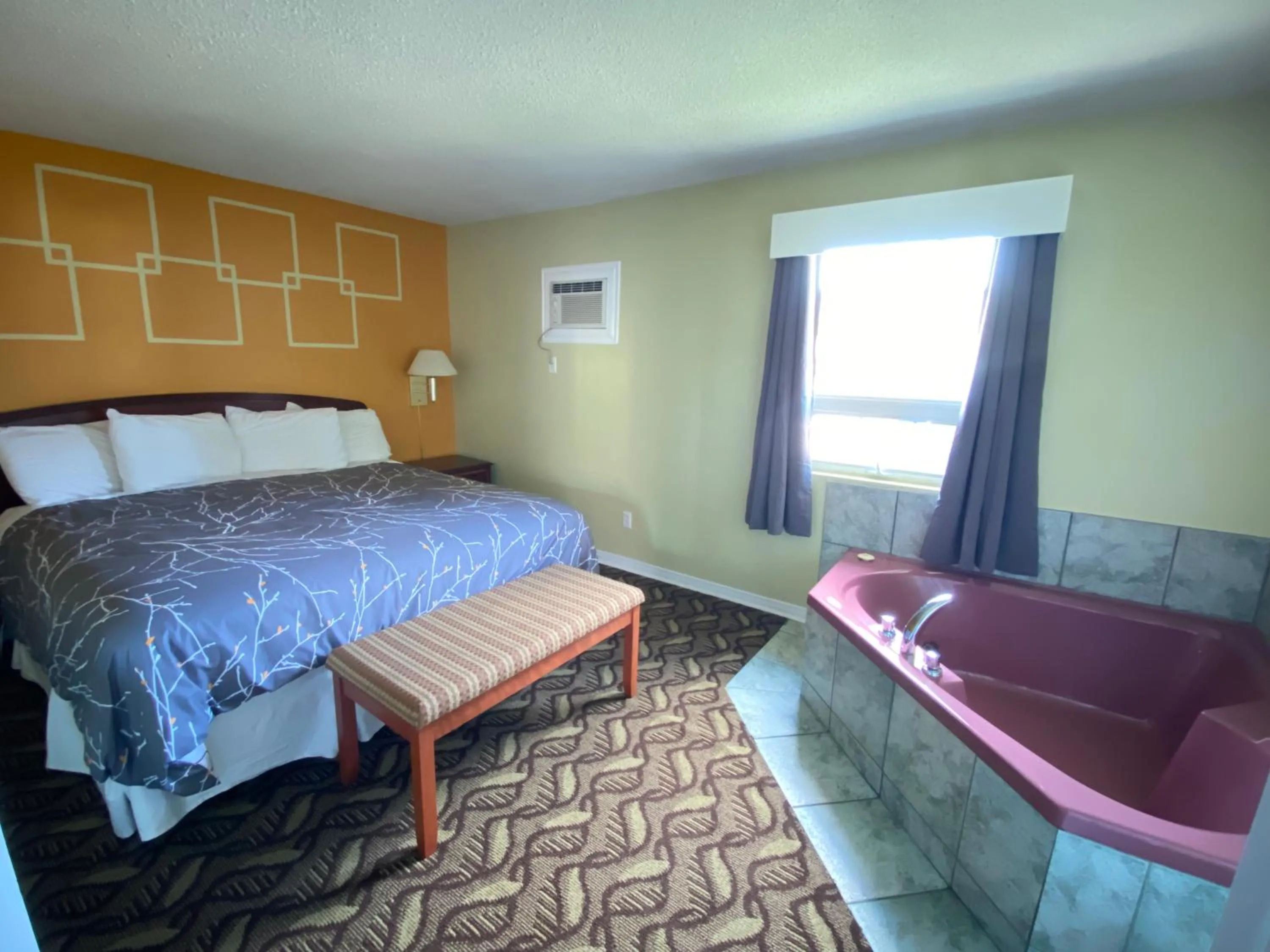 King Suite with Whirlpool in Lakeshore Suites