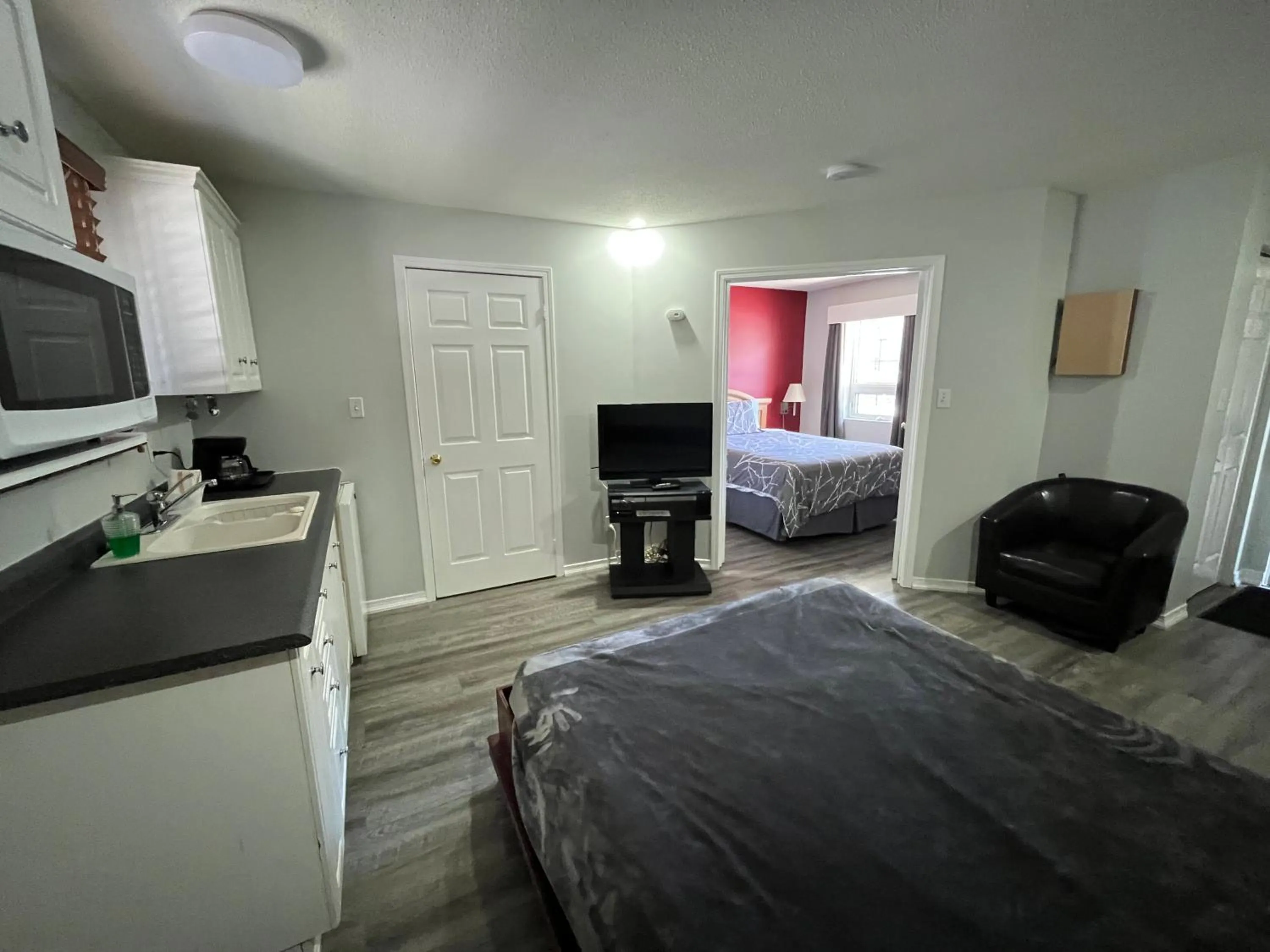 Living room, Bed in Lakeshore Suites