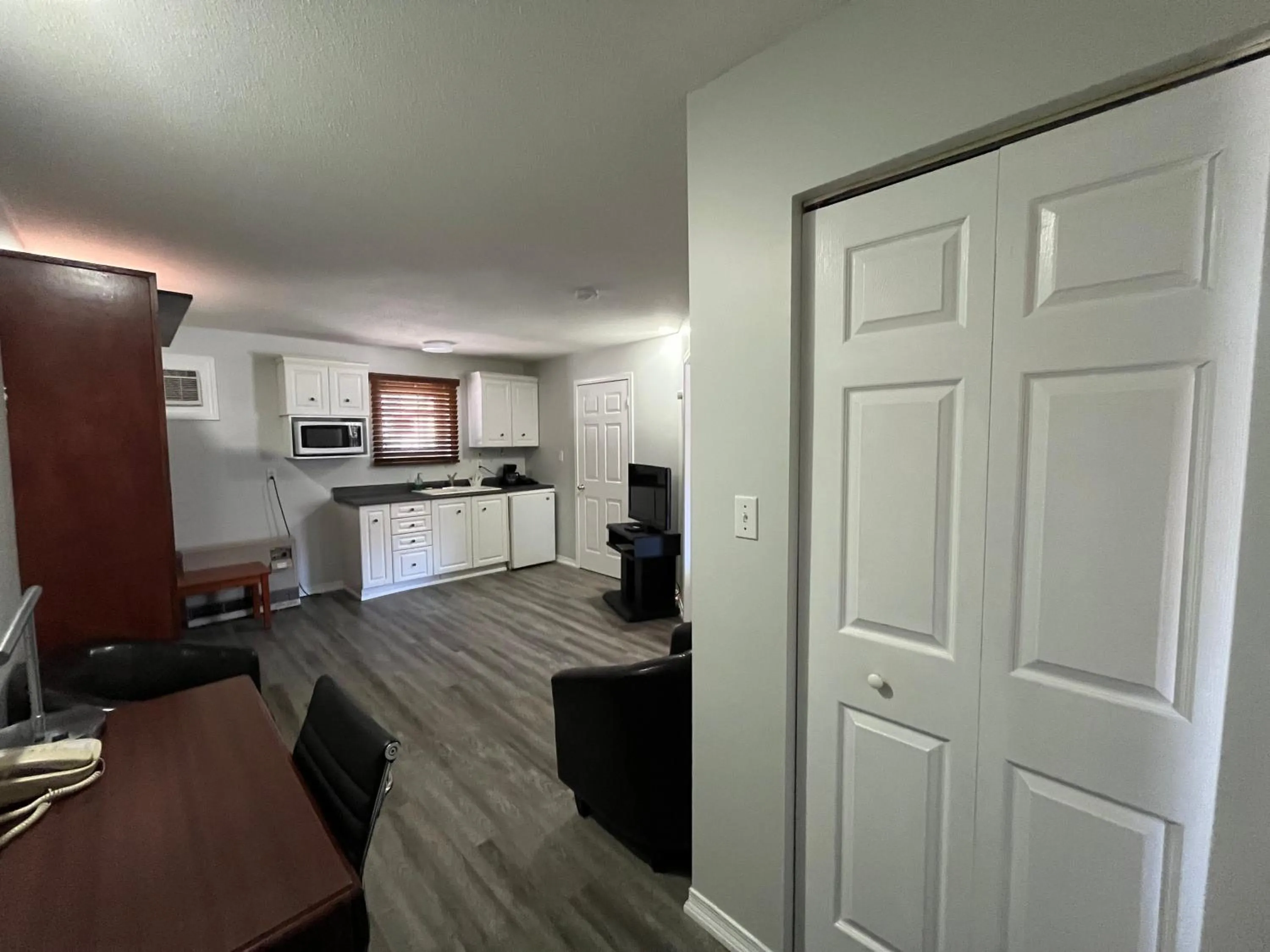 Kitchen or kitchenette in Lakeshore Suites