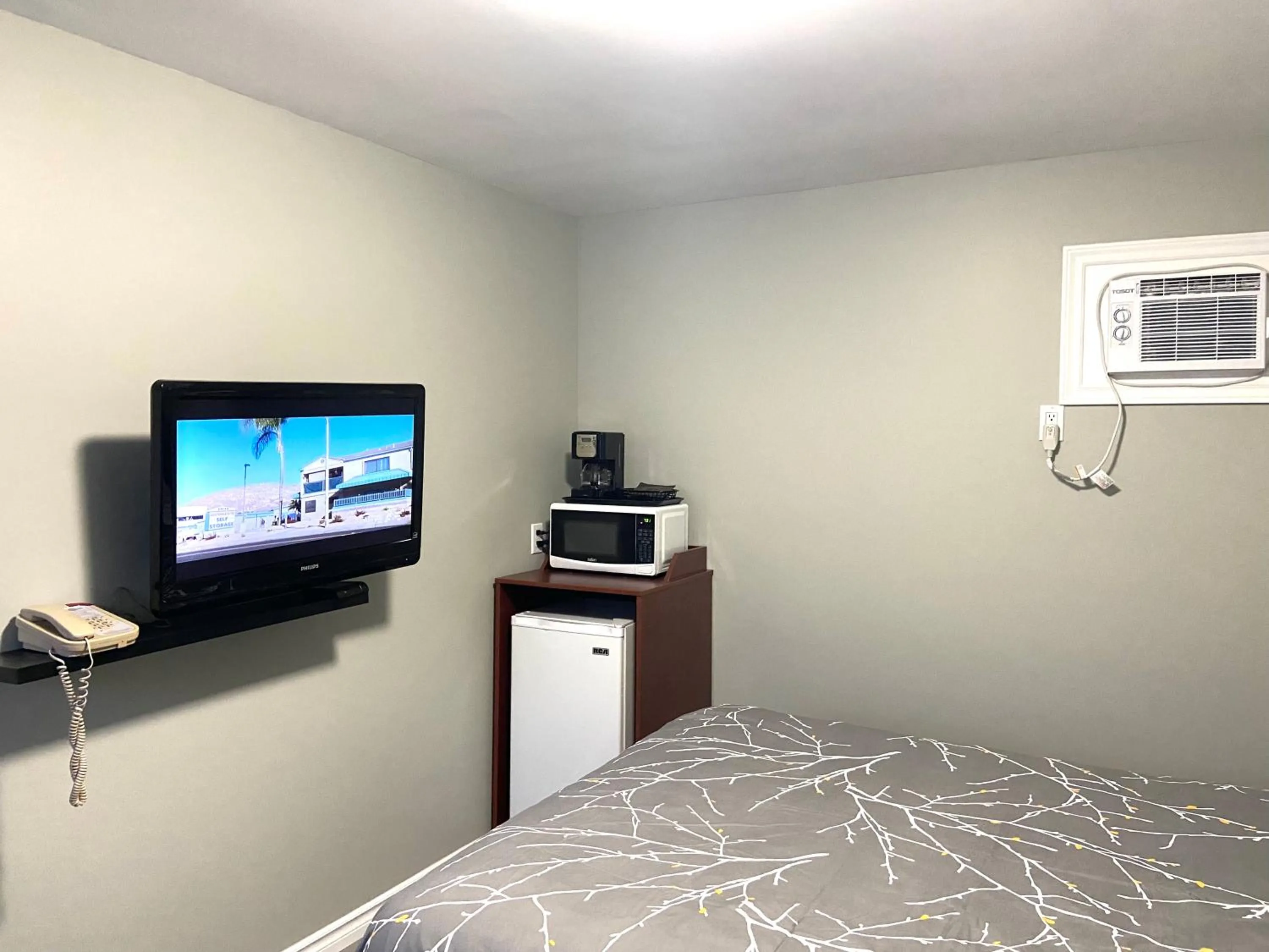 TV and multimedia, Bed in Lakeshore Suites
