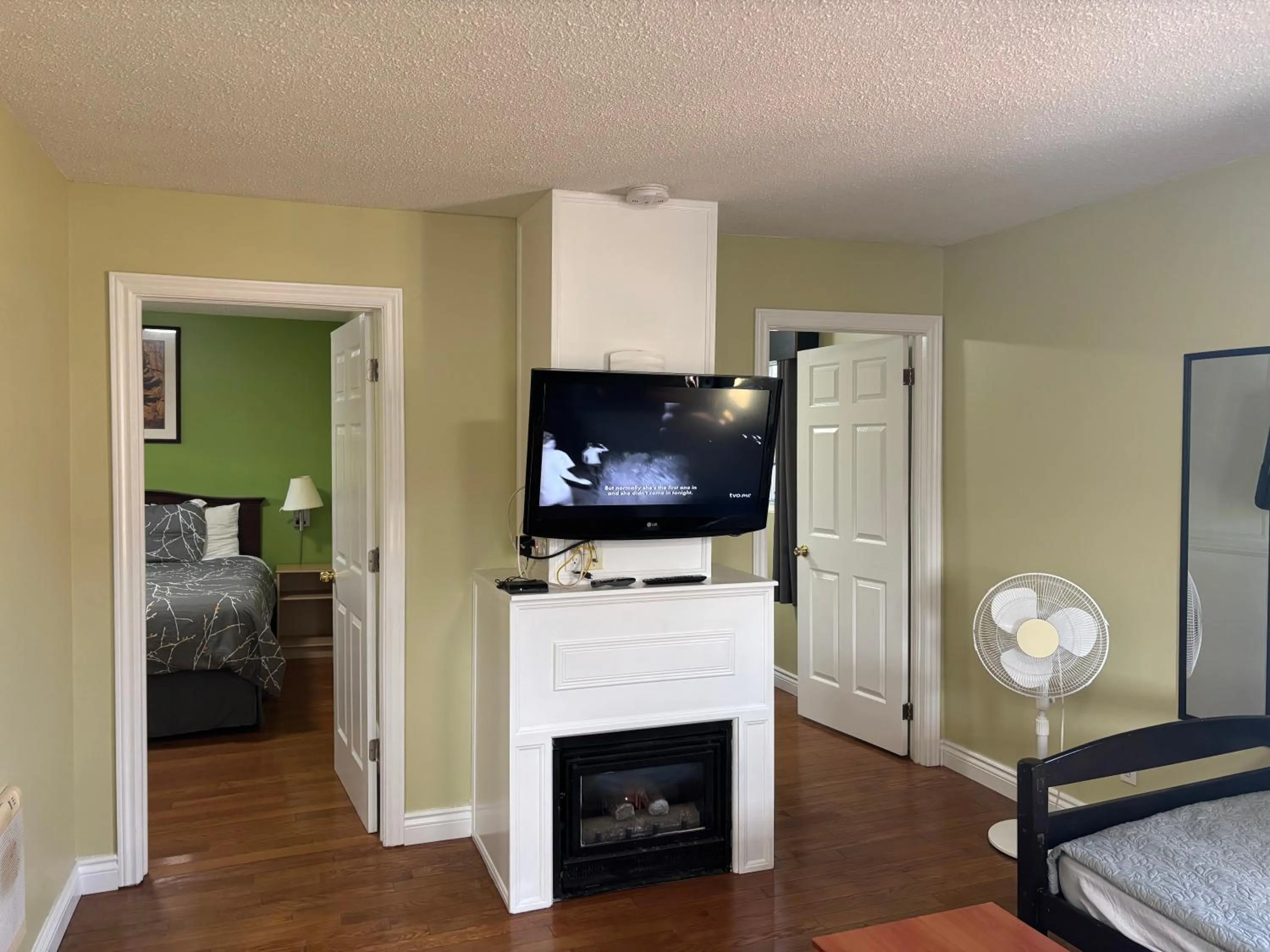 Photo of the whole room, Bed in Lakeshore Suites