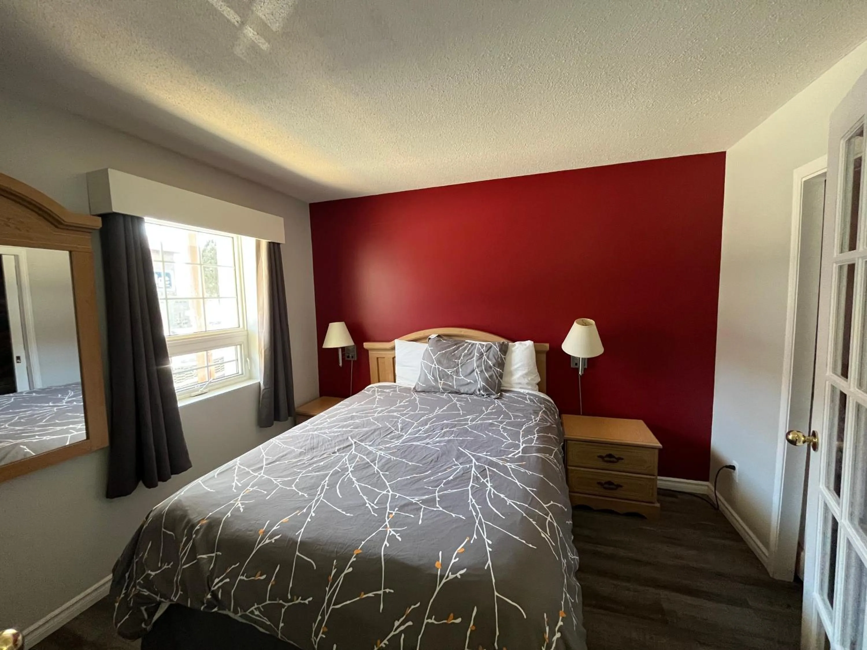 Bedroom, Bed in Lakeshore Suites