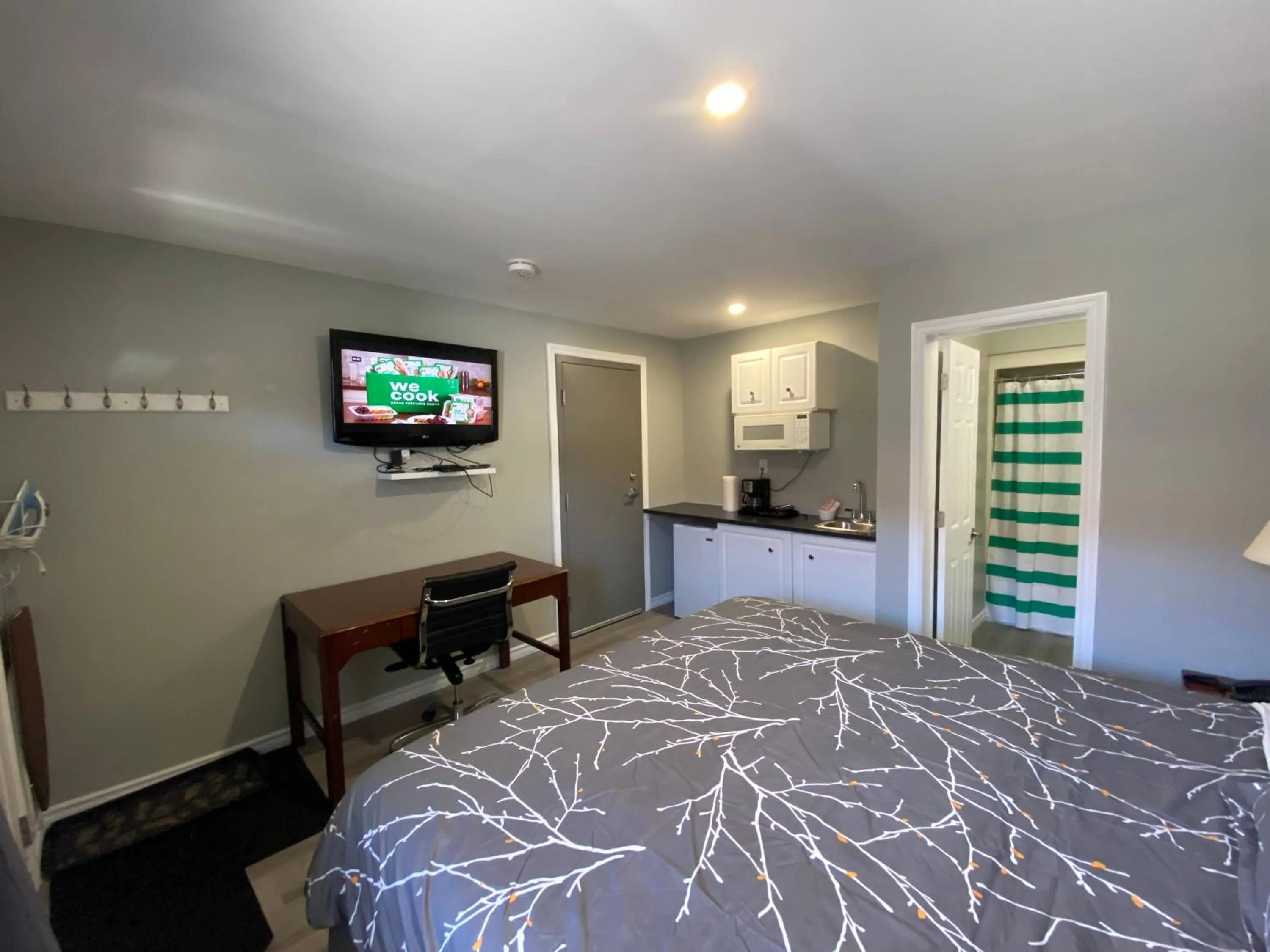 Photo of the whole room, Bed in Lakeshore Suites