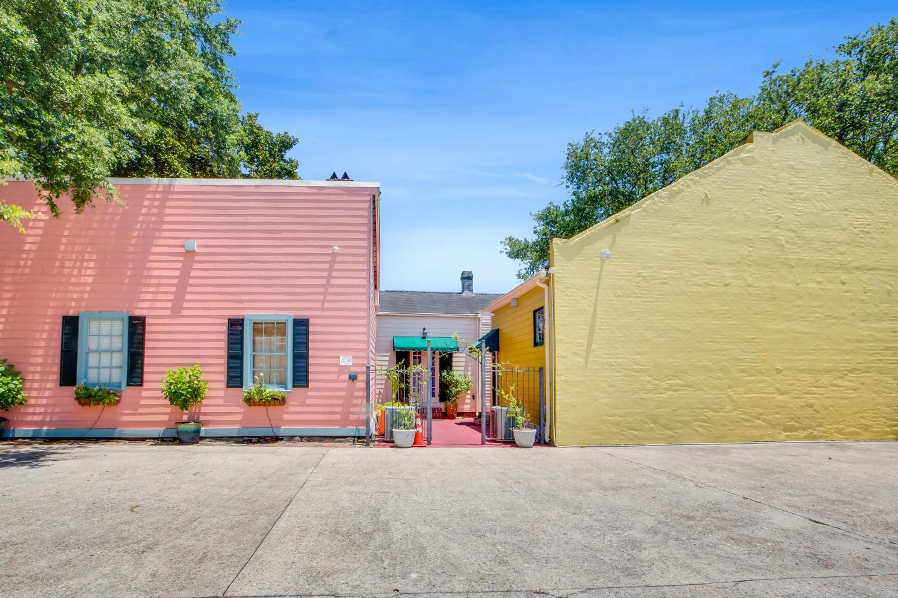 Property building in New Orleans Jazz Quarters