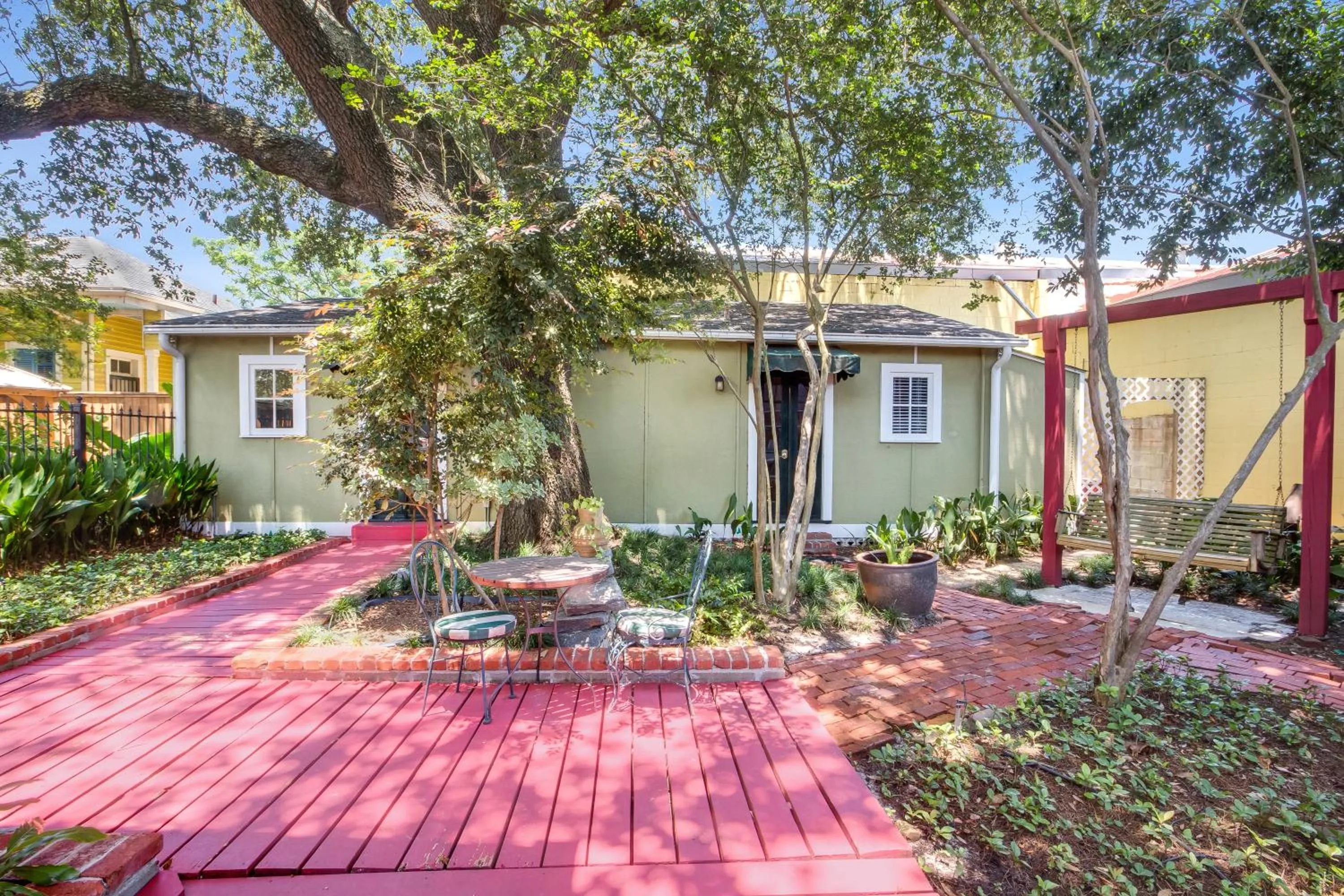 Property building in New Orleans Jazz Quarters