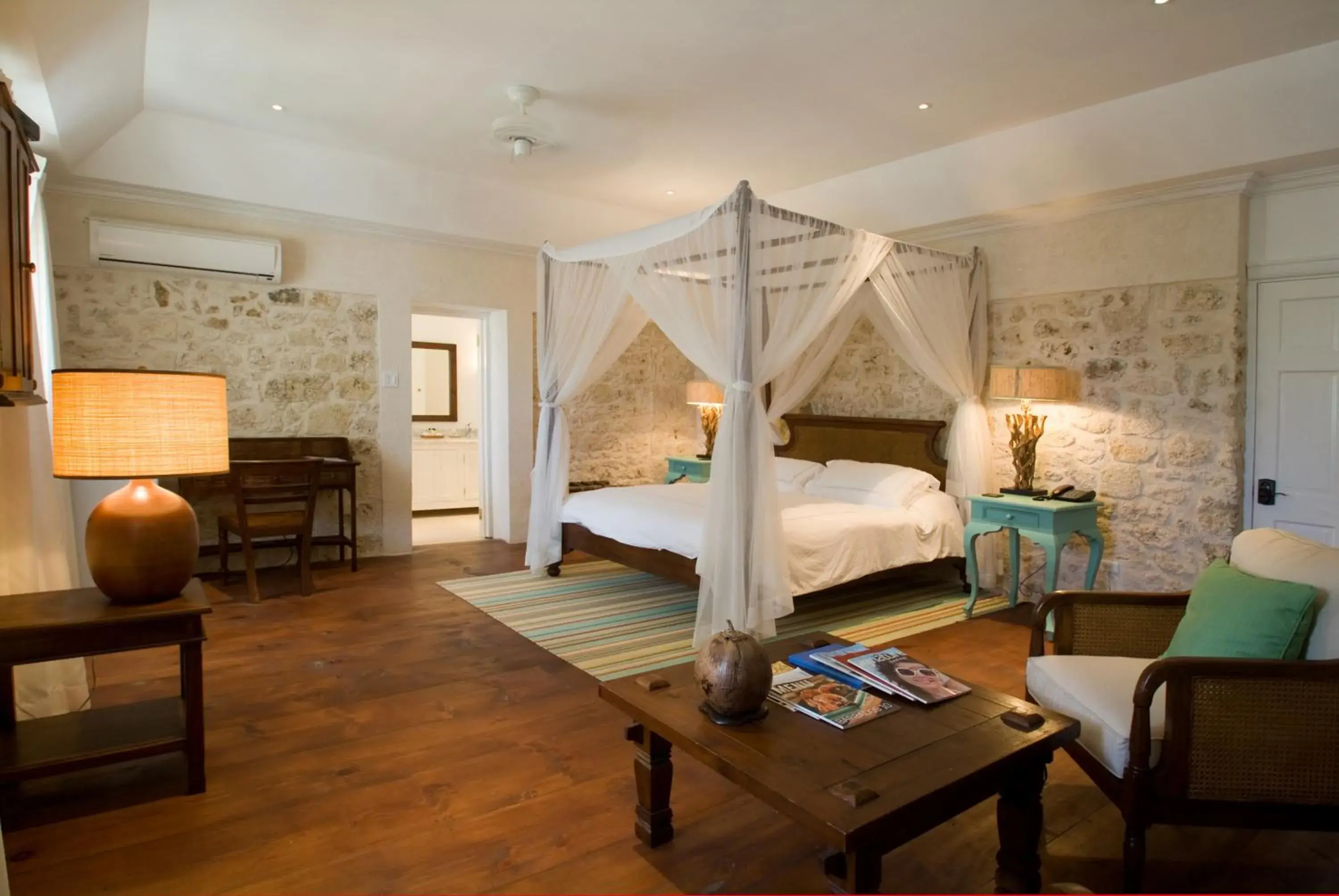 One-Bedroom Suite in The Atlantis Historic Inn One-Bedroom Suite in The Atlantis Historic Inn