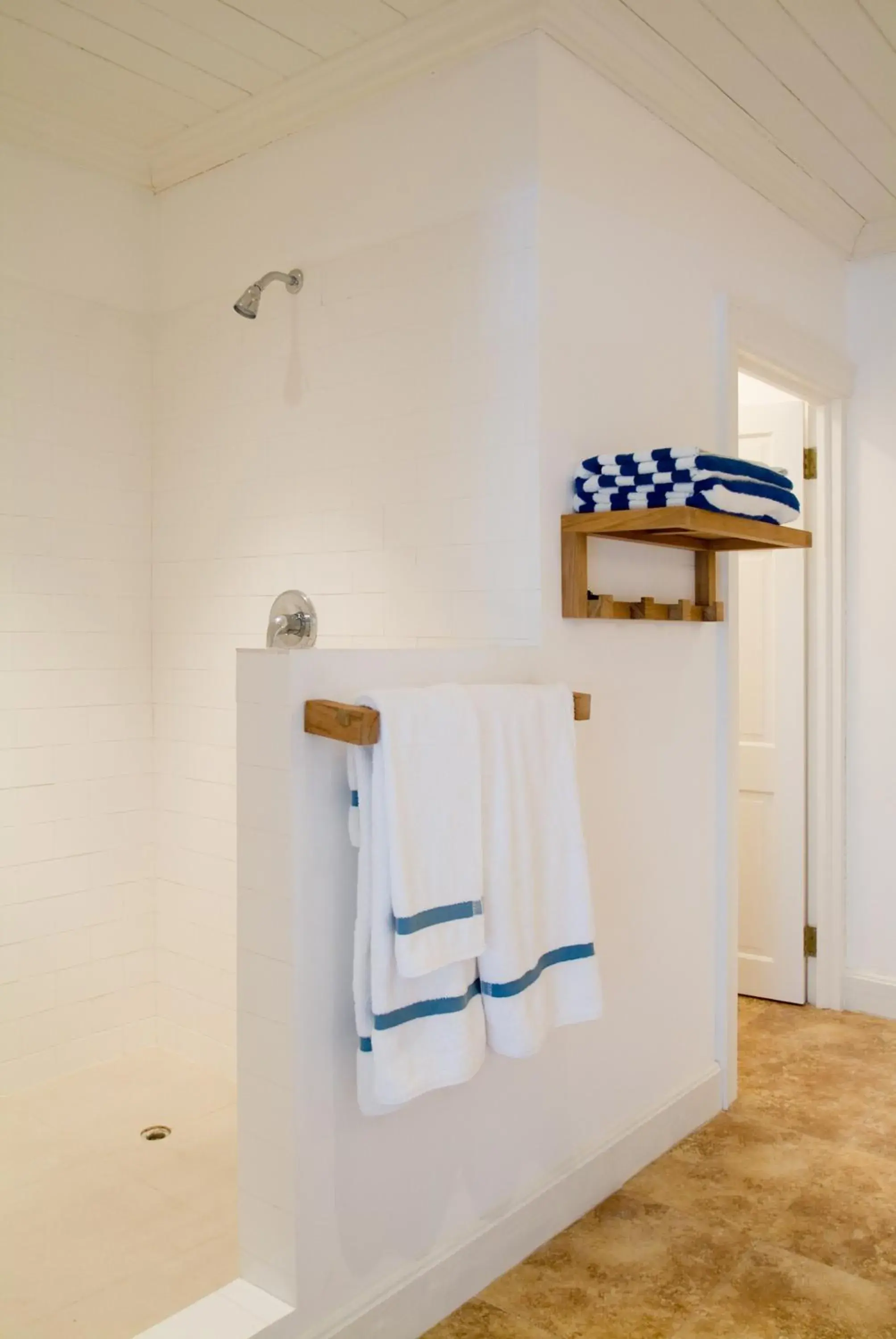 One-Bedroom Suite - Ocean Front in The Atlantis Historic Inn One-Bedroom Suite - Ocean Front in The Atlantis Historic Inn