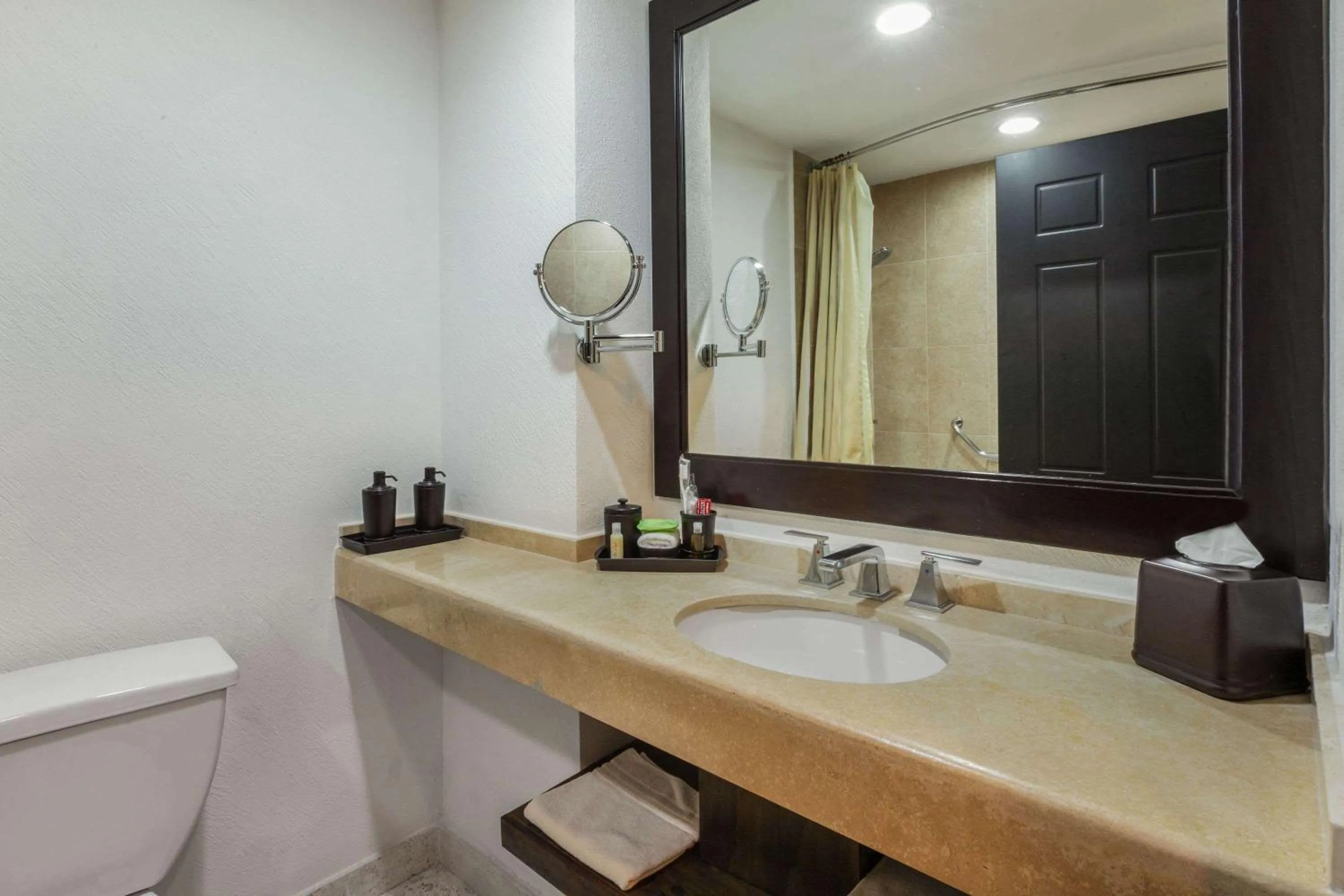 Bathroom in La Quinta by Wyndham Poza Rica