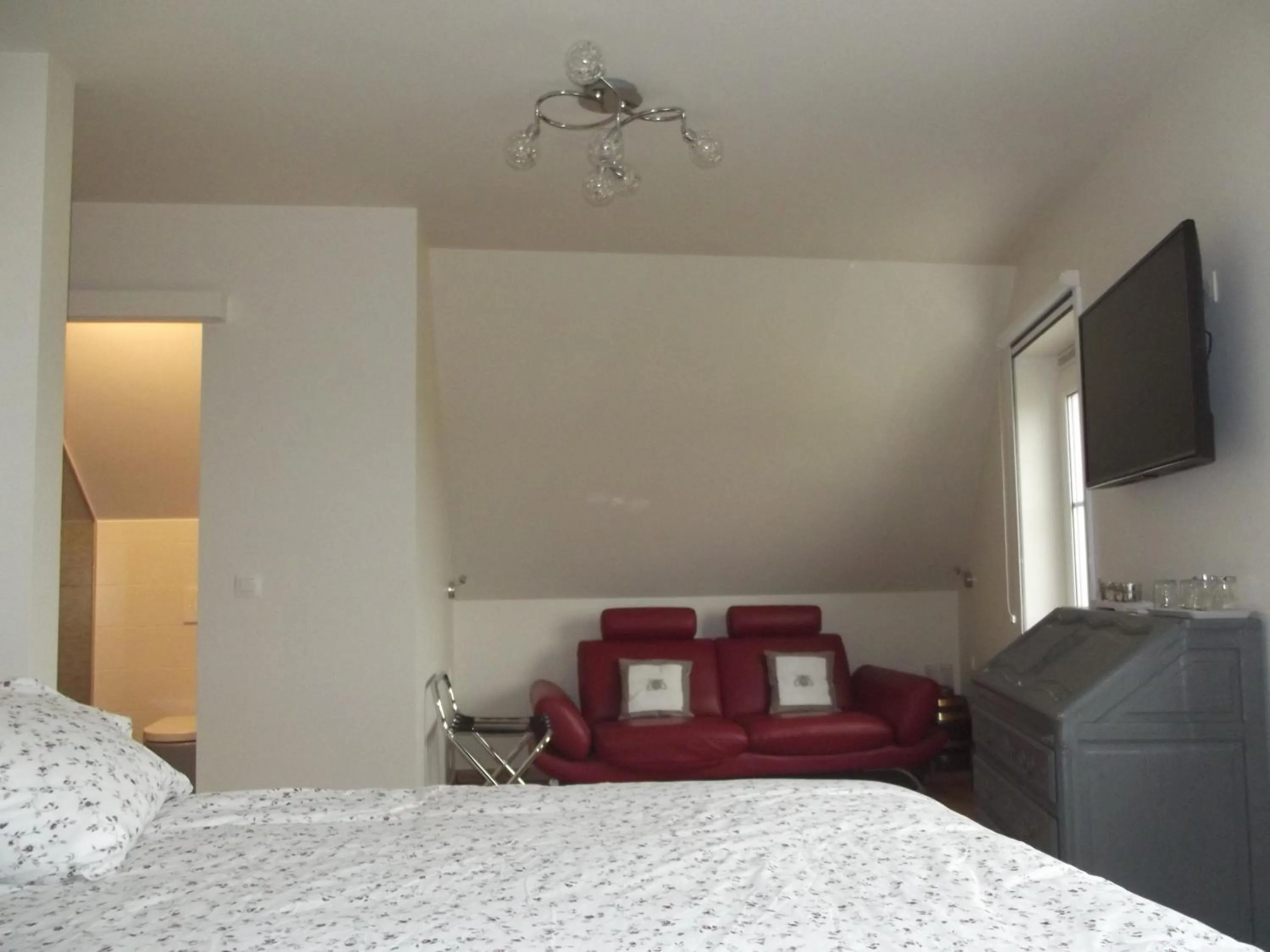 Photo of the whole room in Au Bonheur Frontalier