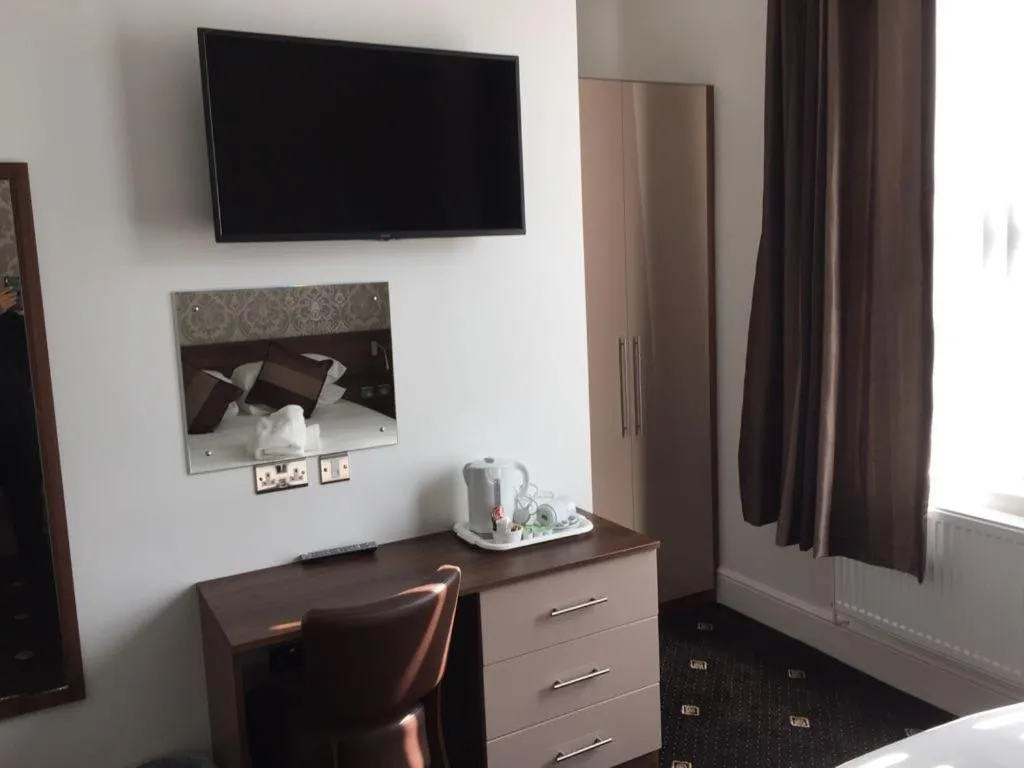 Bedroom in The Marlborough Hotel