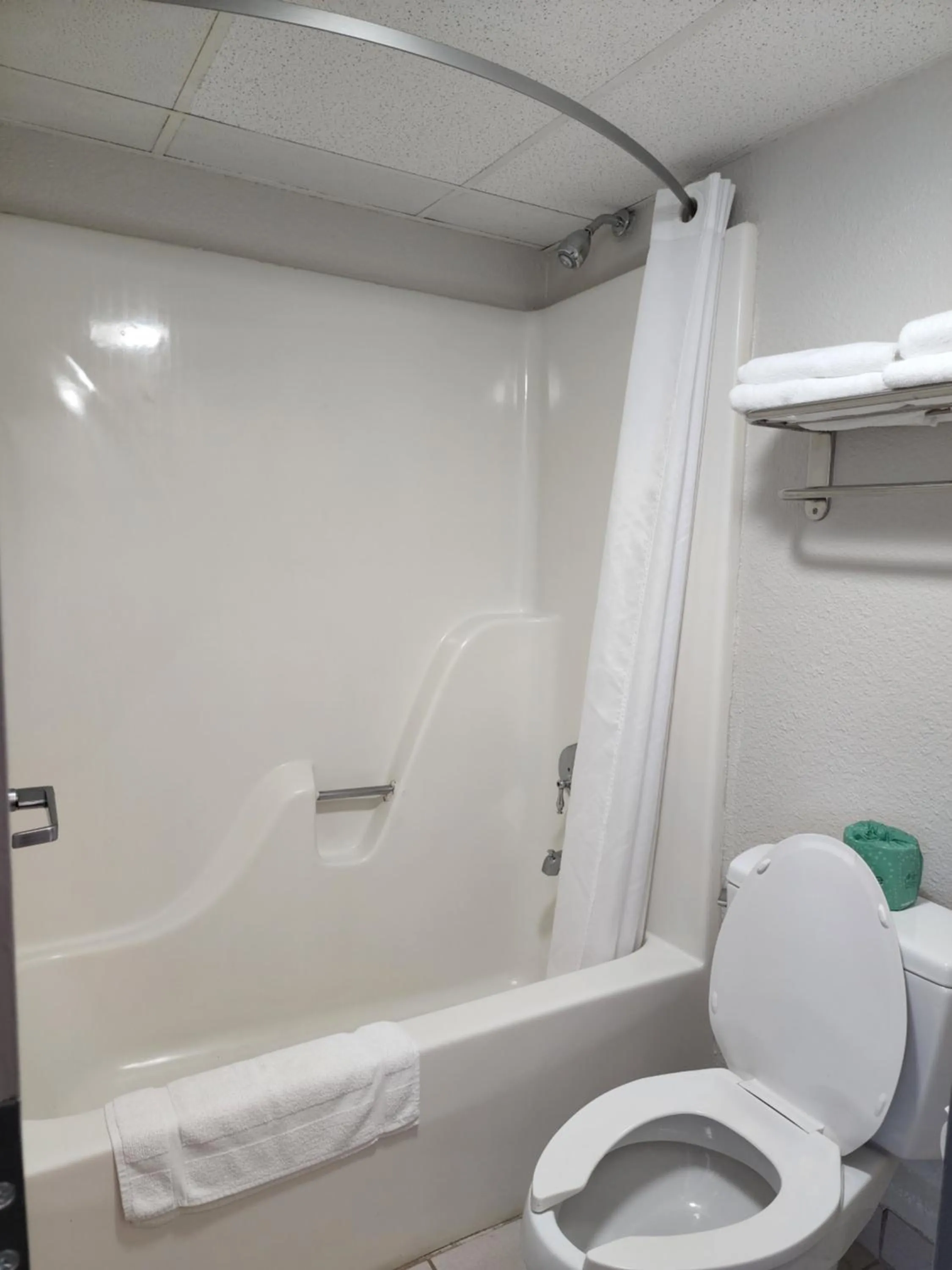 Bathroom in Drakes Creek Inn - formerly The Relax Inn