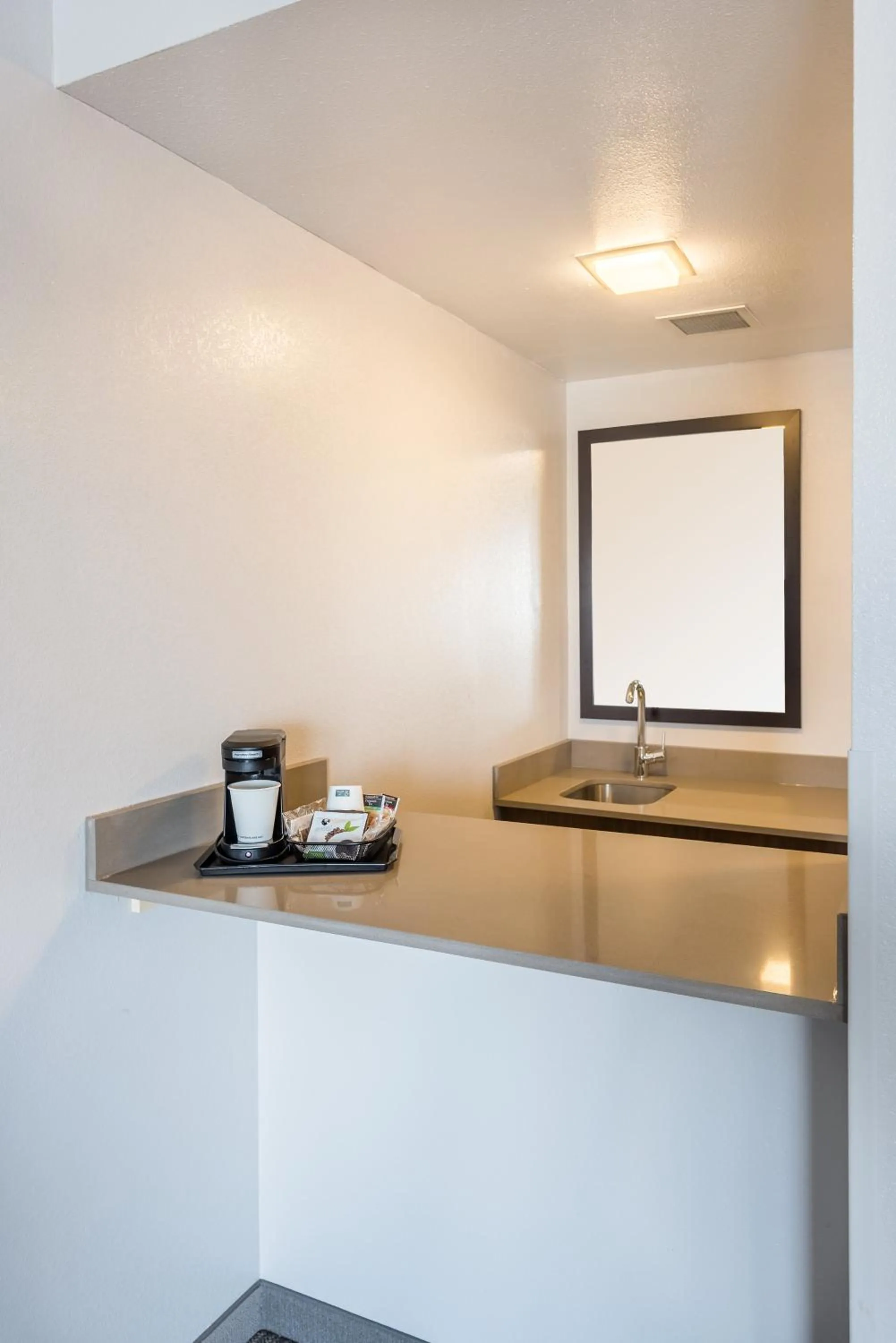Coffee/tea facilities in Country Inn & Suites by Radisson, Cookeville, TN