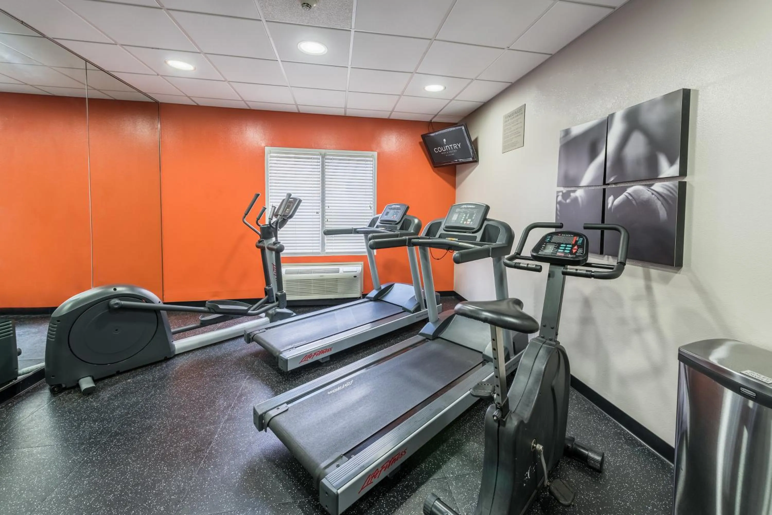 Fitness centre/facilities in Country Inn & Suites by Radisson, Cookeville, TN