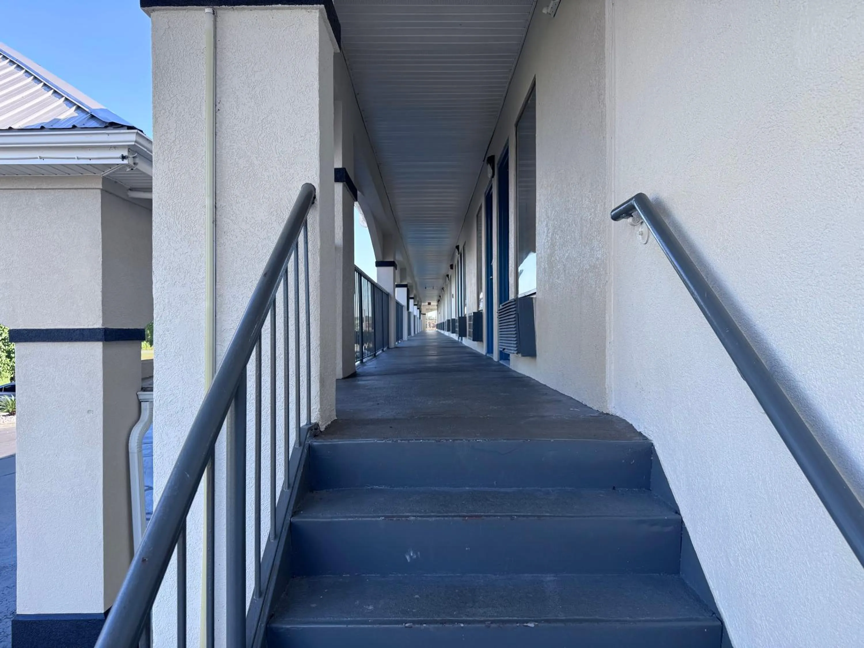 Property building in Florence Inn and Suites