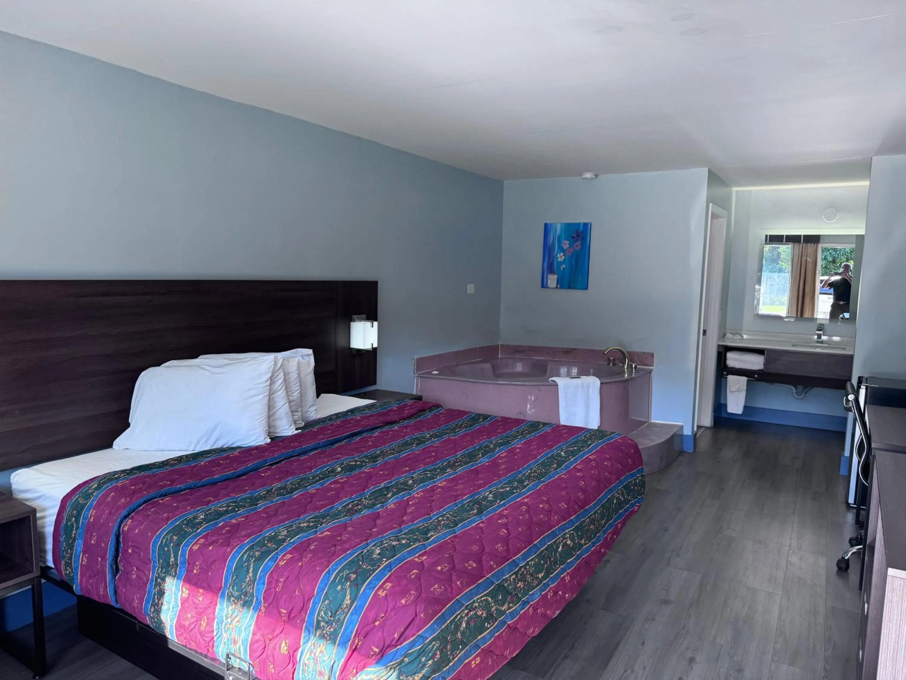 Photo of the whole room, Bed in Florence Inn and Suites