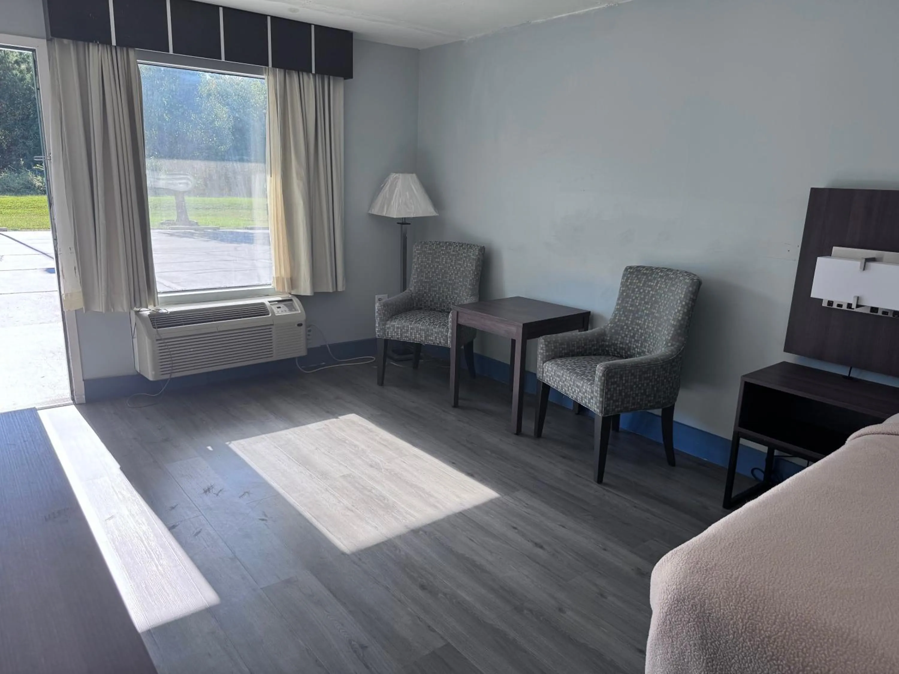 Seating area, Bed in Florence Inn and Suites